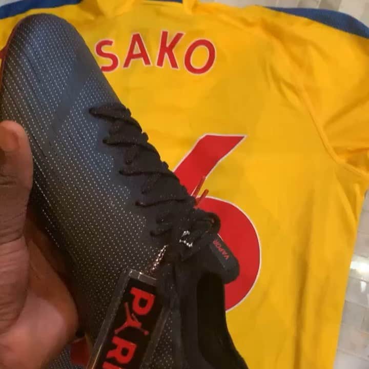 バカリ・サコのインスタグラム：「Hello guys the season is about to end and I would like to make someone happy so I will give away one pair of the exclusive Nike x Jordan and one away signed @cpfc shirt 🔵🔴 🥰 Follow the instructions bellow :  1 - Follow me 2 - Like the picture & tag 2 friends Winner will be announced on Saturday the 11th. Good luck to you all 👌🏾🔥」