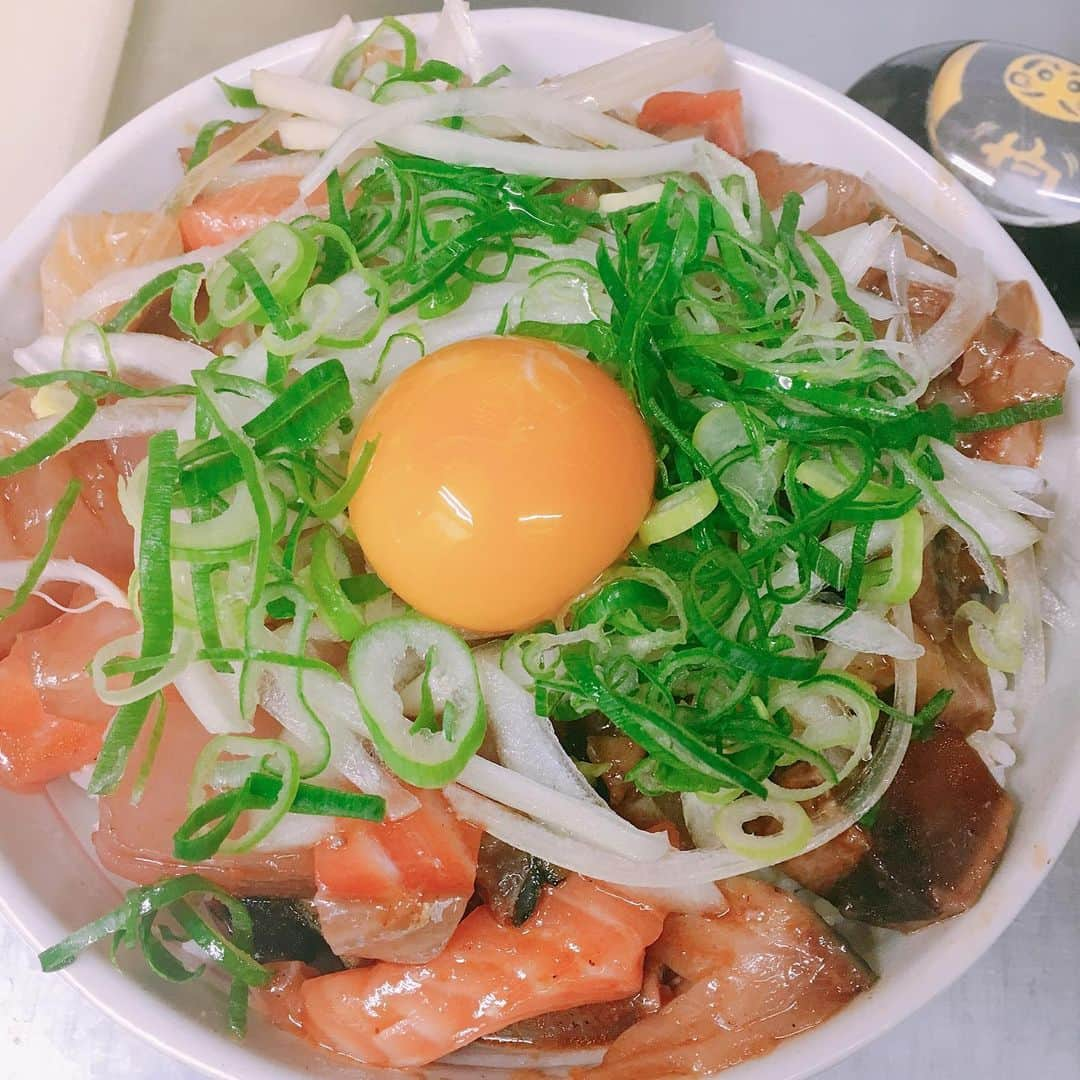 きんぱち難波店さんのインスタグラム写真 - (きんぱち難波店Instagram)「本日の昼賄い、海鮮ユッケ丼😘 新鮮でさいこー👍  ゴールデンウィークも終わりお金をいっぱい使ってしまったあなた‼️ そんな事忘れてきんぱちでお食事しに来てください‼️ガンガンお席空いてますよー😉😉😉 #instagood #instafood #大阪 #おおさか #osaka #大阪居酒屋 #難波 #なんば #なんば居酒屋 #裏なんば #裏難波 #個室 #個室居酒屋 #均一 #均一居酒屋 #食べ放題 #飲み放題 #食べ放題居酒屋 #飲み放題居酒屋 #食べ飲み放題居酒屋 #食べ飲み放題難波 #賄い #まかない #アルバイト募集 #アルバイト募集中 #まかないつき」5月7日 17時07分 - kinpachi.8