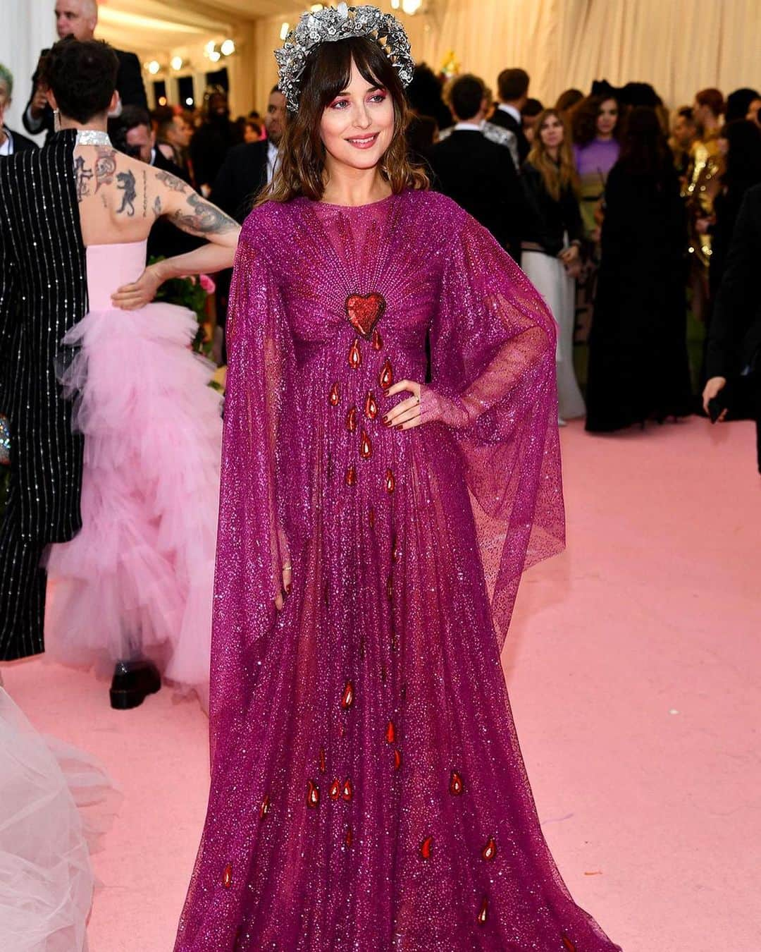 Vogue Parisさんのインスタグラム写真 - (Vogue ParisInstagram)「With the theme of ‘Notes on Camp’’ based on Susan Sontag’s 1964 essay, last night’s MET Gala was a piece of performance art. So when some of the world‘s biggest actors took to fashion’s biggest red carpet, it’s no surprise that they were right at home. Take a look through our pick of the best looks spotted on actors. #MetGala2019 #metcamp #metball」5月7日 16時59分 - voguefrance