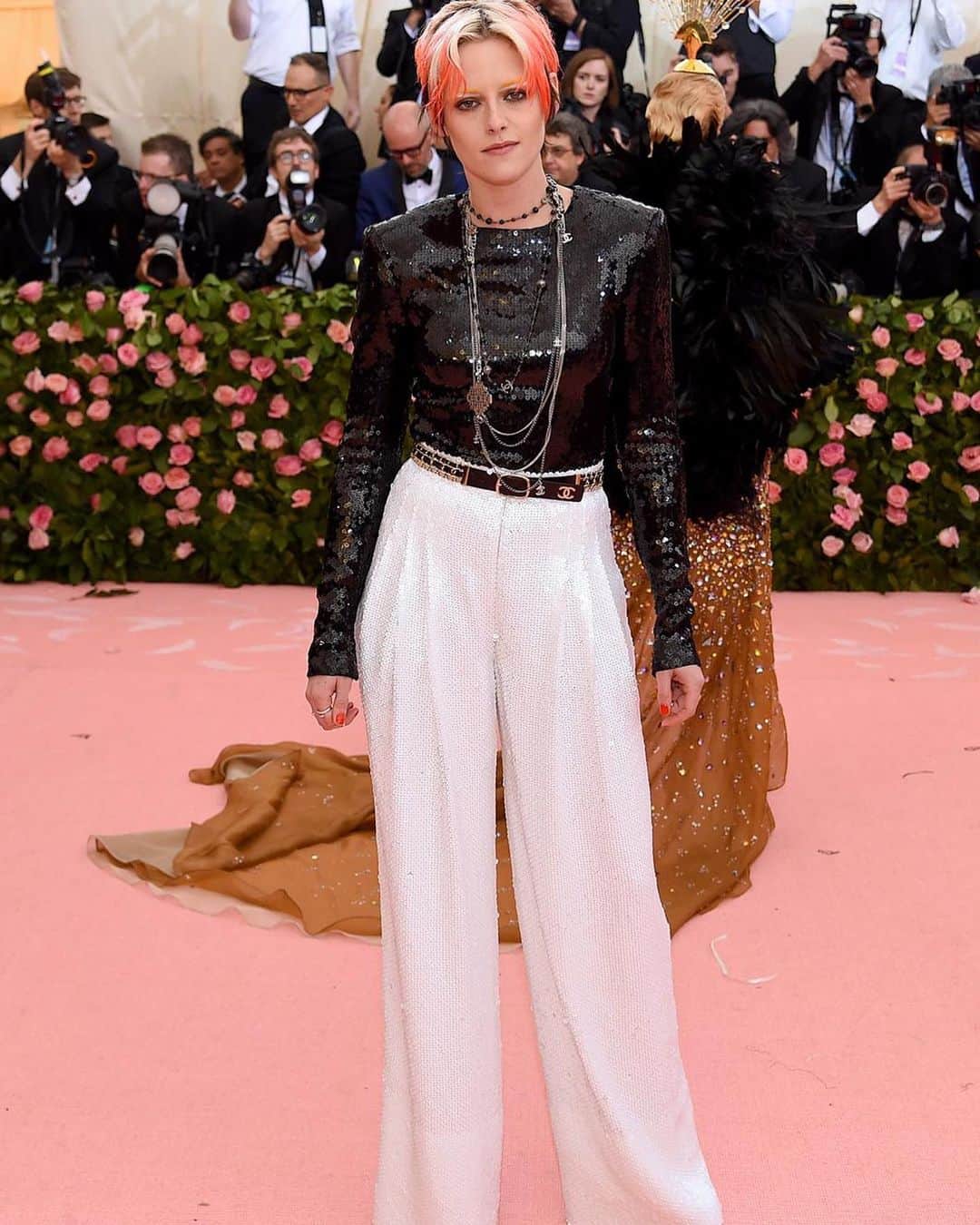 Vogue Parisさんのインスタグラム写真 - (Vogue ParisInstagram)「With the theme of ‘Notes on Camp’’ based on Susan Sontag’s 1964 essay, last night’s MET Gala was a piece of performance art. So when some of the world‘s biggest actors took to fashion’s biggest red carpet, it’s no surprise that they were right at home. Take a look through our pick of the best looks spotted on actors. #MetGala2019 #metcamp #metball」5月7日 16時59分 - voguefrance