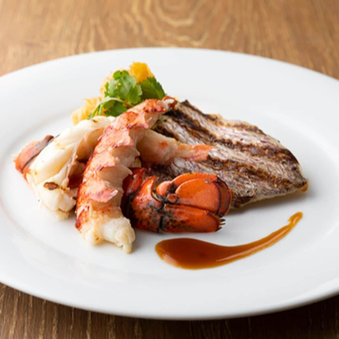 Courtyard by Marriott Tokyoのインスタグラム：「オマール海老と真鯛のグリル 春キャベツの温かいピクルス添え😋 贅沢にも新鮮なオマール海老🦐や真鯛🐟を香ばしくグリルし、トムヤムソース🍴と一緒にいただきます。添えたさわやかな酸味の効いた春キャベツが食欲をそそります。 Grilled Lobster and Sea Bream with Pickled Warm Spring Cabbage😀 Enjoy this luxurious grilled fresh lobster🦐 and sea bream🐟 with tom yum sauce. The mildly sour spring cabbage on the side tempts your taste buds.🍽️😊#ディナー #dinner #レストラン #restaurant #人気メニュー #グリル料理 #ホテル #銀座 #ginza #cytokyo #cytokyo5passion #シーフード #東京レストラン #seafood」