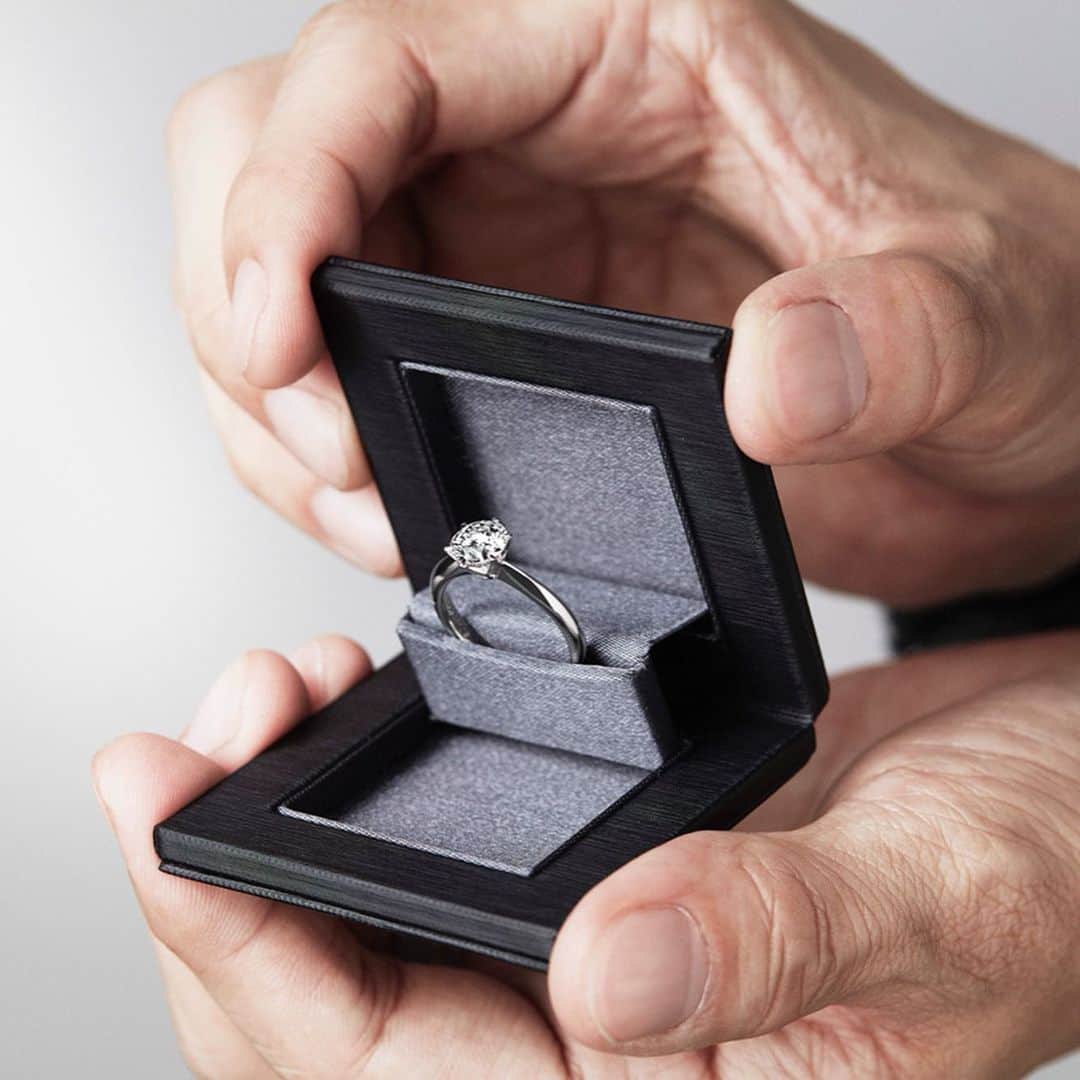 ラザール ダイヤモンド ブティック公式 | 婚約・結婚指輪さんのインスタグラム写真 - (ラザール ダイヤモンド ブティック公式 | 婚約・結婚指輪Instagram)「・ 「あなたにとっての”理想のプロポーズ”とは？」 ・ プロポーズ＆婚約指輪は、ふたりにとって、かけがえのない思い出となるもの｡プロポーズの際に婚約指輪を用意し､女性に贈ろうと考えている男性は少なからずいるはず｡購入したショップで用意してくれるボックスを使うのが簡単ですが､もう一工夫したいのであれば､ユニークなリングボックスなどを用意するのもいいでしょう｡ ・ 最近､海外のSNSで話題になったものとして、「アボカド・プロポーズ」というのもあります。これは、アボガドを二つに割ってタネをくりぬき､その中に婚約指輪を入れて指し出すというもの｡ ・ 趣向を凝らして､ぜひ素敵なプロポーズで特別な思い出を。 ・ … * … ＊ …… * … ＊ …… * … ＊ …… * … ＊ … DORILTON/ドリルトン(Carat : 0.20ct～/Price(税抜) : 226,000円～) … * … ＊ …… * … ＊ …… * … ＊ …… * … ＊ … ・ THE WORLD’S MOST BEAUTIFUL DIAMOND® 商品詳細はプロフィール @lazarediamond_boutique のURLからどうぞ ・ ご予約のうえ、初来店の方に2,000円分のJCB商品券をプレゼント ・ #理想のプロポーズ #プロポーズの方法 #アボカドプロポーズ #優美なフォルム #厳選の輝き #メレダイヤモンド ・ #DORILTON #ドリルトン ・ #プロポーズ #ブライダルリング #マリッジリング #エンゲージリング #エンゲージメントリング #ダイヤモンドリング #婚約 #結婚 #指輪 #婚約指輪 #結婚指輪 #婚約指輪選び #結婚指輪選び #指輪探し #結婚式 #結婚式準備 #2019年春婚 #2019年夏婚 #2019年秋婚 #2019年冬婚 ・ #ラザールダイヤモンド #lazarediamond」5月7日 17時00分 - lazarediamond_boutique