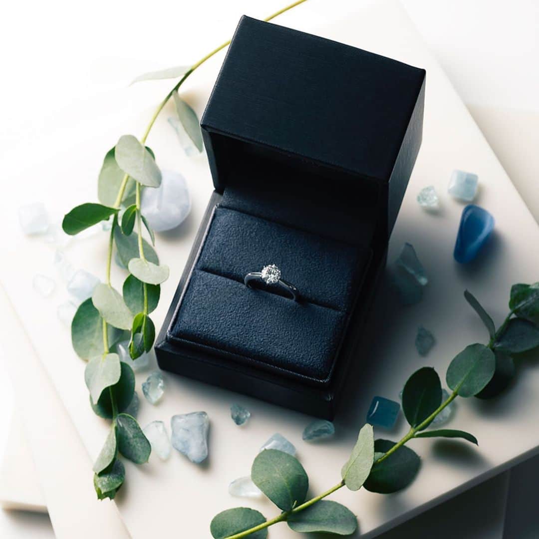 ラザール ダイヤモンド ブティック公式 | 婚約・結婚指輪さんのインスタグラム写真 - (ラザール ダイヤモンド ブティック公式 | 婚約・結婚指輪Instagram)「・ 「あなたにとっての”理想のプロポーズ”とは？」 ・ プロポーズ＆婚約指輪は、ふたりにとって、かけがえのない思い出となるもの｡プロポーズの際に婚約指輪を用意し､女性に贈ろうと考えている男性は少なからずいるはず｡購入したショップで用意してくれるボックスを使うのが簡単ですが､もう一工夫したいのであれば､ユニークなリングボックスなどを用意するのもいいでしょう｡ ・ 最近､海外のSNSで話題になったものとして、「アボカド・プロポーズ」というのもあります。これは、アボガドを二つに割ってタネをくりぬき､その中に婚約指輪を入れて指し出すというもの｡ ・ 趣向を凝らして､ぜひ素敵なプロポーズで特別な思い出を。 ・ … * … ＊ …… * … ＊ …… * … ＊ …… * … ＊ … DORILTON/ドリルトン(Carat : 0.20ct～/Price(税抜) : 226,000円～) … * … ＊ …… * … ＊ …… * … ＊ …… * … ＊ … ・ THE WORLD’S MOST BEAUTIFUL DIAMOND® 商品詳細はプロフィール @lazarediamond_boutique のURLからどうぞ ・ ご予約のうえ、初来店の方に2,000円分のJCB商品券をプレゼント ・ #理想のプロポーズ #プロポーズの方法 #アボカドプロポーズ #優美なフォルム #厳選の輝き #メレダイヤモンド ・ #DORILTON #ドリルトン ・ #プロポーズ #ブライダルリング #マリッジリング #エンゲージリング #エンゲージメントリング #ダイヤモンドリング #婚約 #結婚 #指輪 #婚約指輪 #結婚指輪 #婚約指輪選び #結婚指輪選び #指輪探し #結婚式 #結婚式準備 #2019年春婚 #2019年夏婚 #2019年秋婚 #2019年冬婚 ・ #ラザールダイヤモンド #lazarediamond」5月7日 17時00分 - lazarediamond_boutique