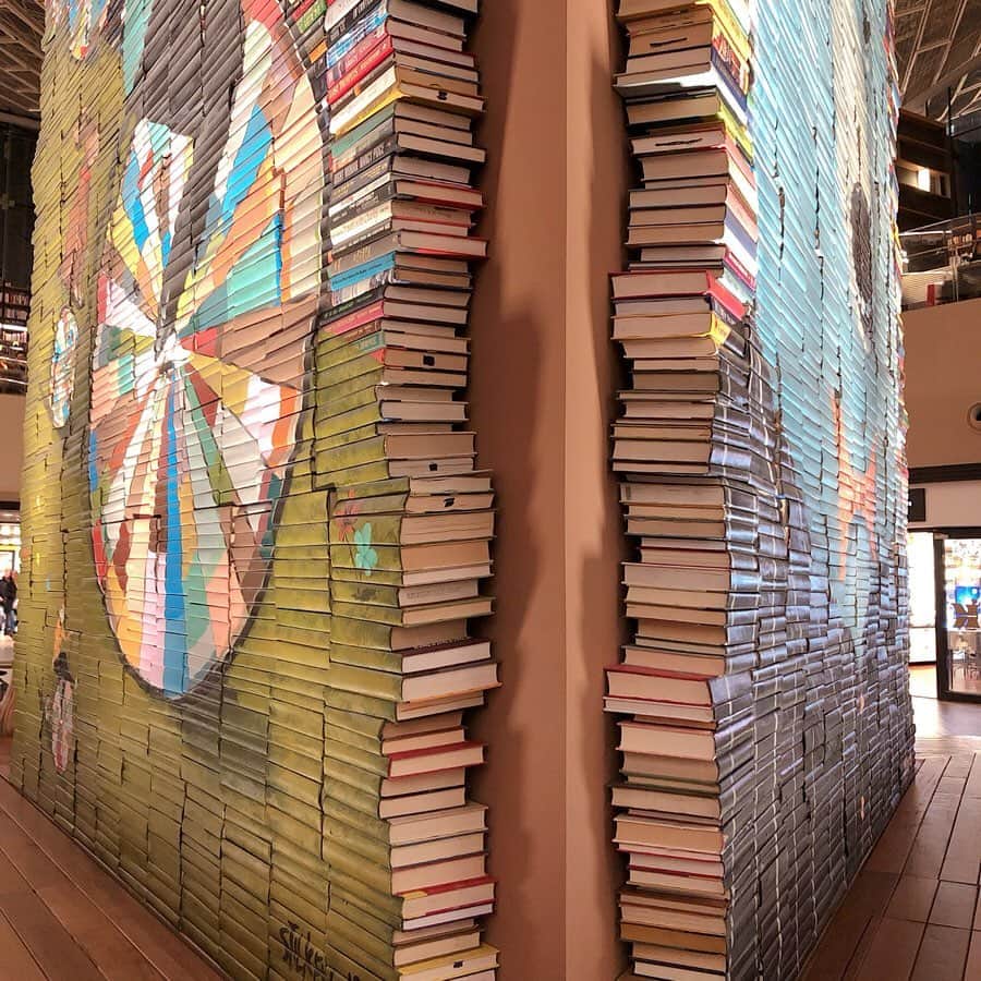 ハルハルさんのインスタグラム写真 - (ハルハルInstagram)「ロマンチック♡ 韓国の本の塔の図書館📕📚﻿ ﻿ アンニョン～　ゆず茶です🍊﻿ #COEX に図書館があるの、ご存知ですか？﻿ Instagramで見たことがあるよって人も多いのではないでしょうか﻿ ﻿ 天井まで届きそうな本棚や✨﻿ うっとりするような空間が話題のこの図書館は﻿ #ピョルマダン図書館 と言います🌔💫﻿ ﻿ 2017年にOPENしてからずっと気になっていて﻿ 今年になってやっと行ってきました﻿ ﻿ あまりにも空間演出がステキなので、﻿ エスカレーターで登ったり降りたり﻿ 降りたり登ったり…♡﻿ ﻿ 2階にはカフェもありました〜☕️﻿ ﻿ 面白そうな本やきれいな本を見つけたら﻿ ソファや机でゆっくり読んだり。﻿ まるで韓国に住んでるような気持ちになれちゃいます🙌🏼﻿ ﻿ ﻿ 地下鉄２号線　三成駅６番出口﻿ 地下鉄９号線　奉恩寺駅７番出口﻿ COEXモール内﻿ ﻿ 서울시 강남구 삼성동 159 스타필드 코엑스몰﻿ １０：００～２２：００﻿ 利用料：無料﻿ ﻿ ※COEXは広いので地図を見て探すことをオススメします◎﻿ ﻿ #STARFIELDLIBRARY　#별마당도서관﻿ ﻿ #韓国 #韓国好きな人と繋がりたい #渡韓#ソウル#韓国旅行#渡韓日記#도서관#별마당 #三成 #奉恩寺#ハルハル渡韓日記」5月7日 17時00分 - haruharu_furyu