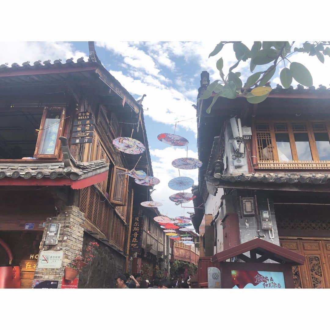 のインスタグラム：「Sweet umbrellas✨✨ #gw #yunnan #雲南省 #麗江 #lijiang #china #中国」