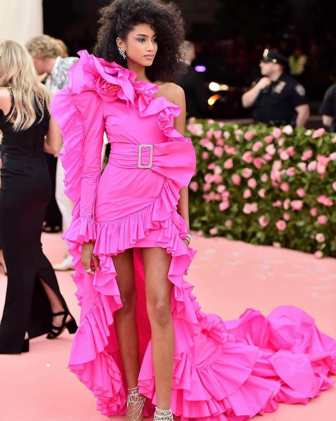 Vogue Parisさんのインスタグラム写真 - (Vogue ParisInstagram)「Category is: Notes on ‘Camp’ and the models delivered, owning the red carpet in looks each more spectacular than the last. Take a tour of the models’ best looks of the night. #MetGala2019 #metcamp #metball」5月7日 17時16分 - voguefrance