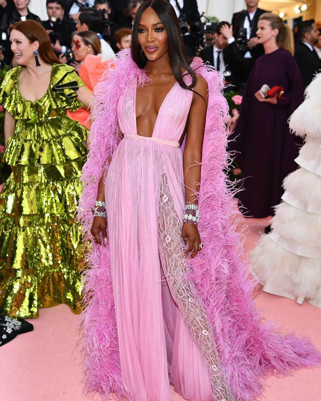 Vogue Parisさんのインスタグラム写真 - (Vogue ParisInstagram)「Category is: Notes on ‘Camp’ and the models delivered, owning the red carpet in looks each more spectacular than the last. Take a tour of the models’ best looks of the night. #MetGala2019 #metcamp #metball」5月7日 17時16分 - voguefrance