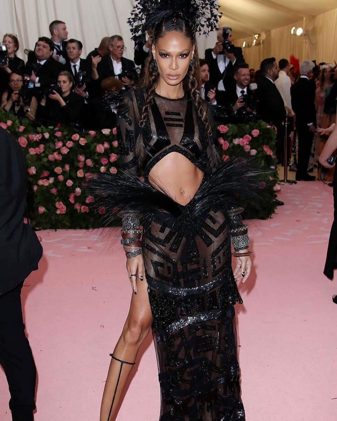 Vogue Parisさんのインスタグラム写真 - (Vogue ParisInstagram)「Category is: Notes on ‘Camp’ and the models delivered, owning the red carpet in looks each more spectacular than the last. Take a tour of the models’ best looks of the night. #MetGala2019 #metcamp #metball」5月7日 17時16分 - voguefrance