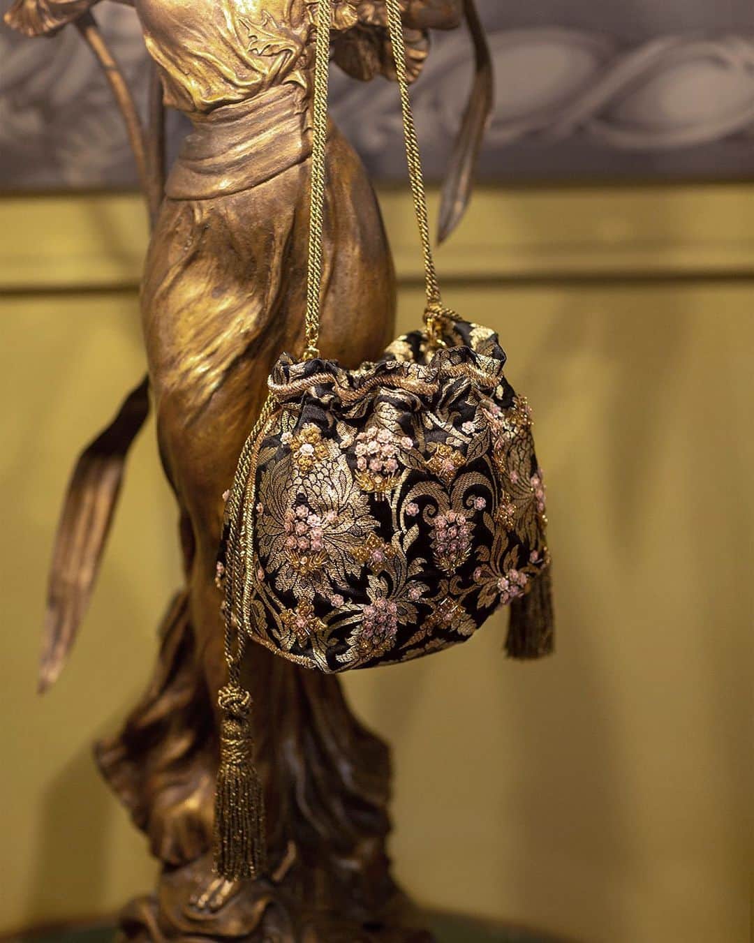エトロさんのインスタグラム写真 - (エトロInstagram)「Meet your new favourite bag with dreamy floral details from the #Etro Pre-Fall 2019-20 collection. ⠀⠀⠀⠀⠀⠀⠀⠀⠀ #EtroWoman #EtroPreFall19」5月7日 17時17分 - etro