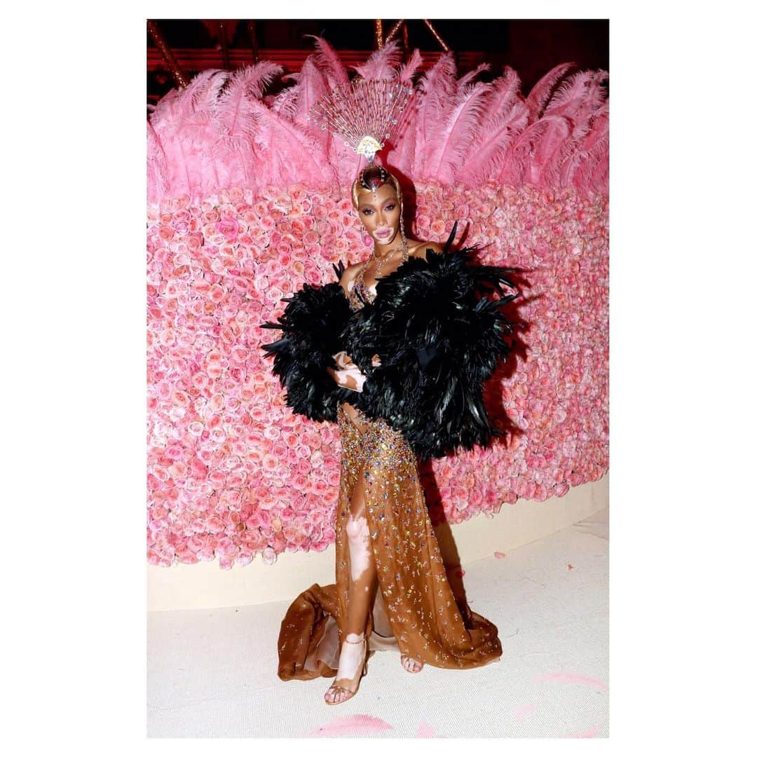 レネカオヴィラさんのインスタグラム写真 - (レネカオヴィラInstagram)「@WinnieHarlow in  #CaovillaELLABRITA Sandal at the #MetGala #NotesOnCamp . #ReneCaovilla #MetGala2019 #WinnieHarlow」5月7日 17時26分 - renecaovilla