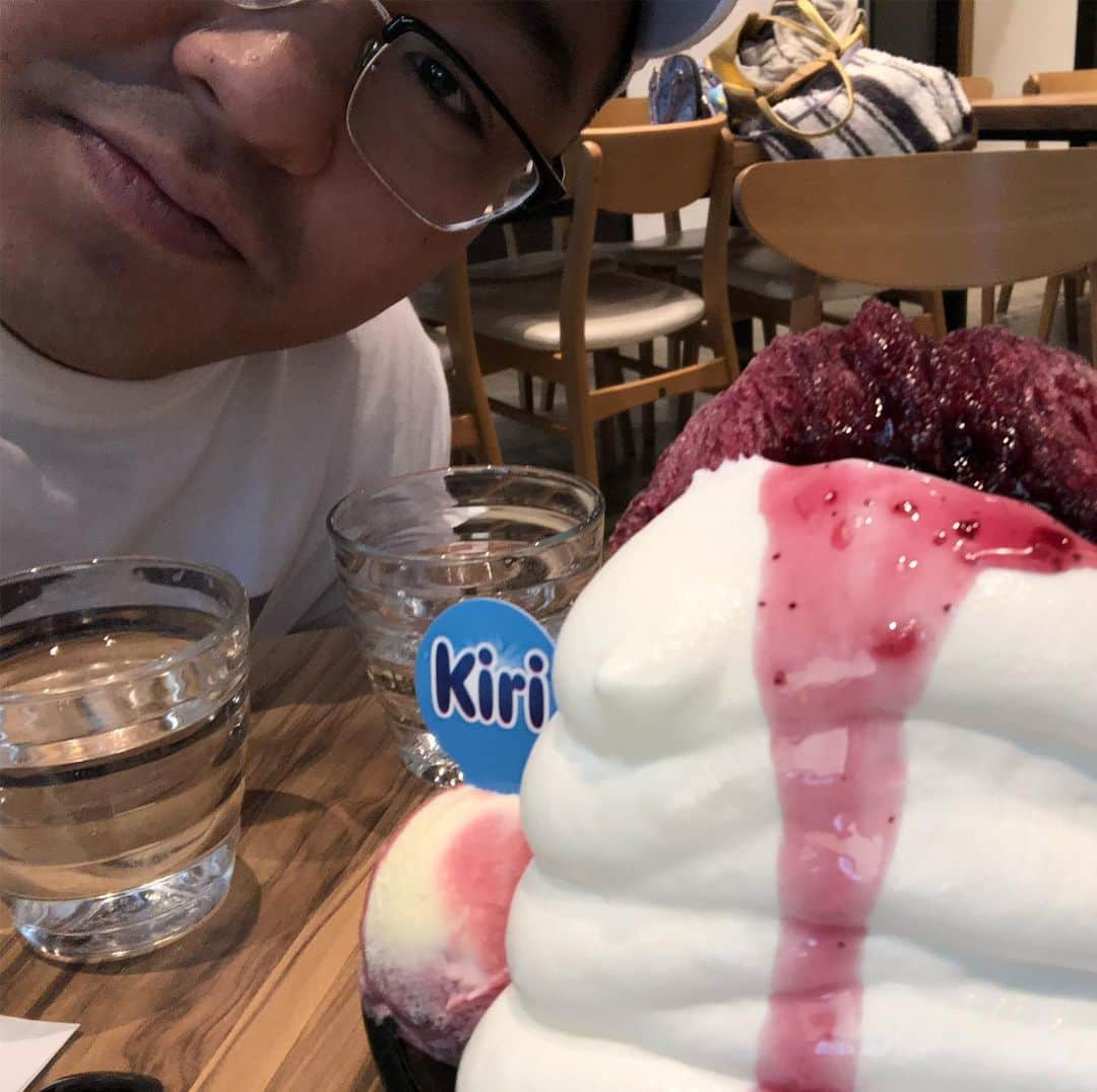 あかつさんのインスタグラム写真 - (あかつInstagram)「あかつ家大好き『kiri』の限定メニューを食べに、娘と行って来ました！！ 娘は、『kiriツアーだ！』と言って大喜びでした！  @icemonster.jp では、 ・ブルーベリークリームチーズかき氷とストロベリークリームチーズソフトくりを食べましたっ！ @max_brenner_japan では、クリームチーズストベリーチョコテール、ベリーベリークリームチーズピザ などなど… 美味しく頂きましたっ！ 5/19までの期間限定なので、また期間中に行きたいと思いますっ！ #maxbrenner #icemonster #キリコレ2019」5月7日 17時27分 - akatsu_sumo