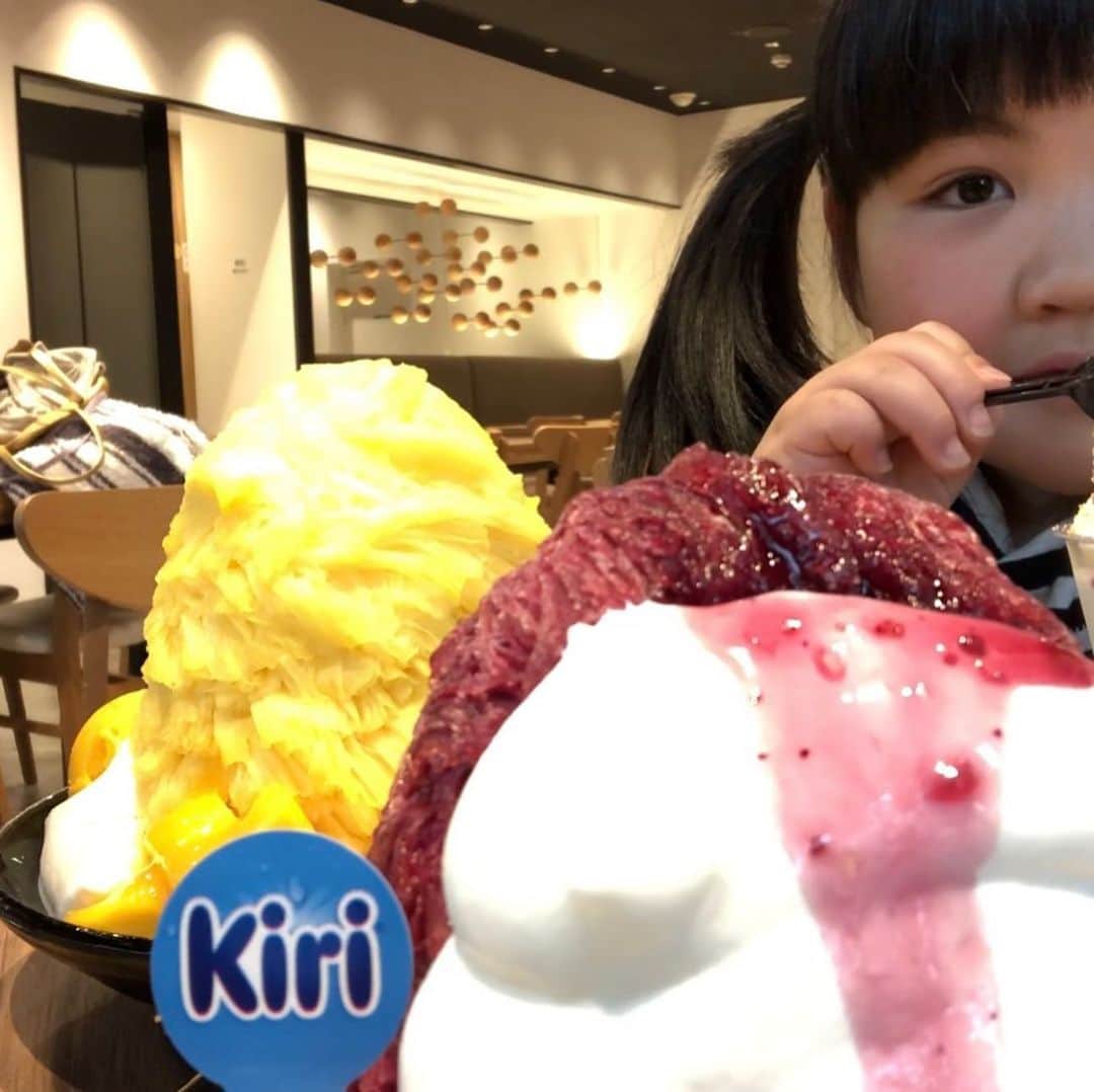 あかつさんのインスタグラム写真 - (あかつInstagram)「あかつ家大好き『kiri』の限定メニューを食べに、娘と行って来ました！！ 娘は、『kiriツアーだ！』と言って大喜びでした！  @icemonster.jp では、 ・ブルーベリークリームチーズかき氷とストロベリークリームチーズソフトくりを食べましたっ！ @max_brenner_japan では、クリームチーズストベリーチョコテール、ベリーベリークリームチーズピザ などなど… 美味しく頂きましたっ！ 5/19までの期間限定なので、また期間中に行きたいと思いますっ！ #maxbrenner #icemonster #キリコレ2019」5月7日 17時27分 - akatsu_sumo