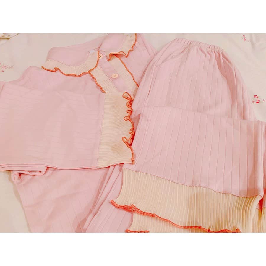 西脇彩華さんのインスタグラム写真 - (西脇彩華Instagram)「＊ New Roomwear🌙 @belle__lingerie  おピンク♡♡ ・ むにちゃんと2Shot!!!! #New #roomwear #pajamas #pajama #パジャマ #lingerie #belle」5月7日 17時29分 - chapon_930