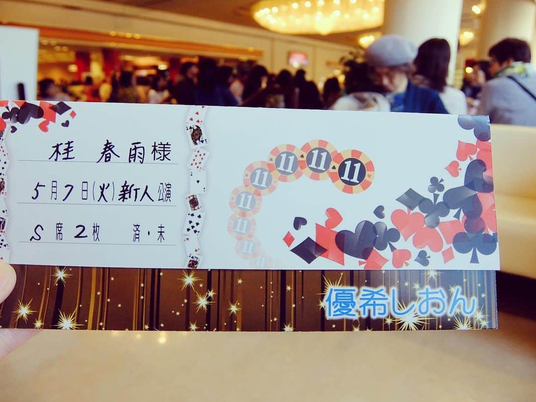 のインスタグラム：「これから宝塚大劇場で、宙組新人公演『オーシャンズ11』を観劇。応援している優希しおんちゃん、キキちゃんが本役をつとめてるラスティの役です。がんばってね♪( ´θ｀) #宝塚 #宙組 #新人公演 #優希しおん #オーシャンズ11 #鷹翔千空 #夢白あや」