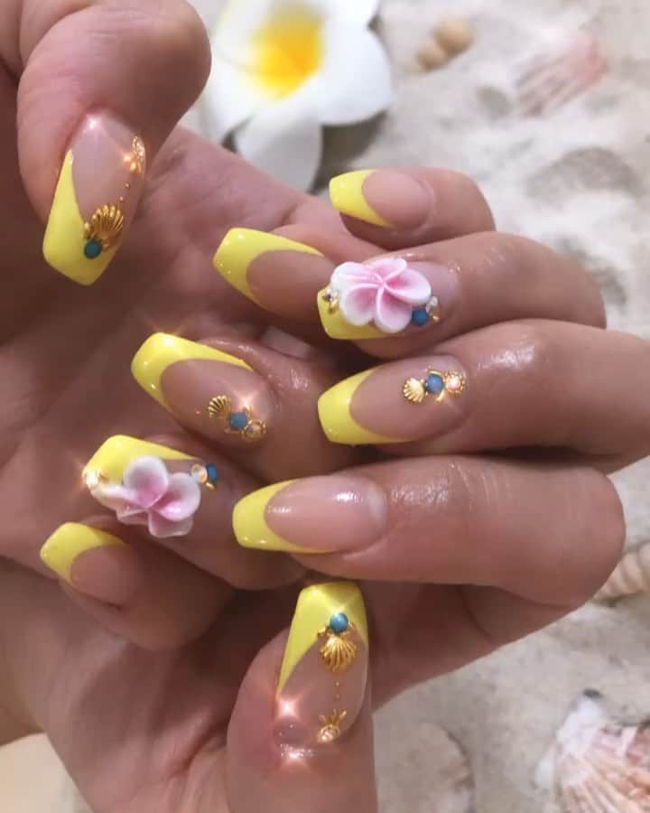 MARIKOのインスタグラム：「new nail💅 来週リゾート地行くから夏先取り🌺 みかちゃんいつもありがとう💓 #夏ネイル」