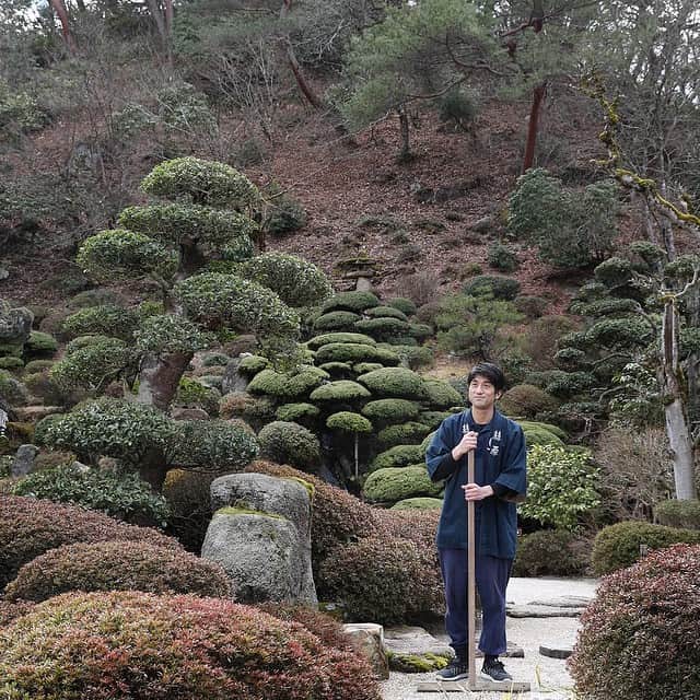日本経済新聞社さんのインスタグラム写真 - (日本経済新聞社Instagram)「【NIKKEI The STYLE】特集「日本庭園　ひそやかな楽しみ」から。名園が多いといわれる島根県に「出雲流」と呼ばれる庭園があります。室内から鑑賞する枯山水の様式と、散策できる露地（茶室の庭）の要素を併せ持つ独特のスタイルです。こちらは奥出雲町の「絲原記念館」。持ち主は鉄師（製鉄業者）の末裔で15代を数える絲原徳康さん。長男の丈嗣さんが庭の手入れを担います。飛び石は、天然の石だけではなく、丸く加工したり長方形に削ったり、そういった遊び心も出雲流の特徴です。 #日本庭園 #島根県 #出雲流 #奥出雲町 #絲原記念館 #飛び石 #枯山水 #露地 #japanesegarden」5月7日 17時42分 - nikkei