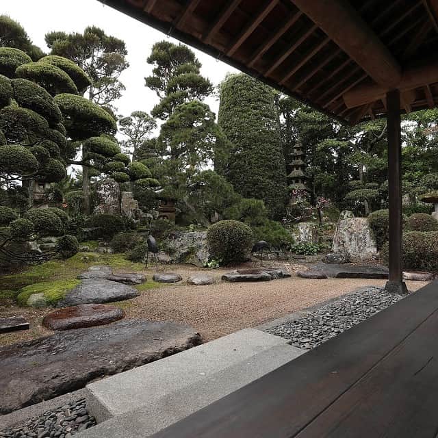 日本経済新聞社さんのインスタグラム写真 - (日本経済新聞社Instagram)「【NIKKEI The STYLE】特集「日本庭園　ひそやかな楽しみ」から。名園が多いといわれる島根県に「出雲流」と呼ばれる庭園があります。多くは個人庭で、代々受け継いだ持ち主がひっそりと守っています。こちらは県内に住む70代女性の庭。庭を眺めながらお茶とお菓子を楽しむ。出雲流のおもてなしです。 #日本庭園 #島根県 #出雲流 #japanesegarden」5月7日 17時43分 - nikkei
