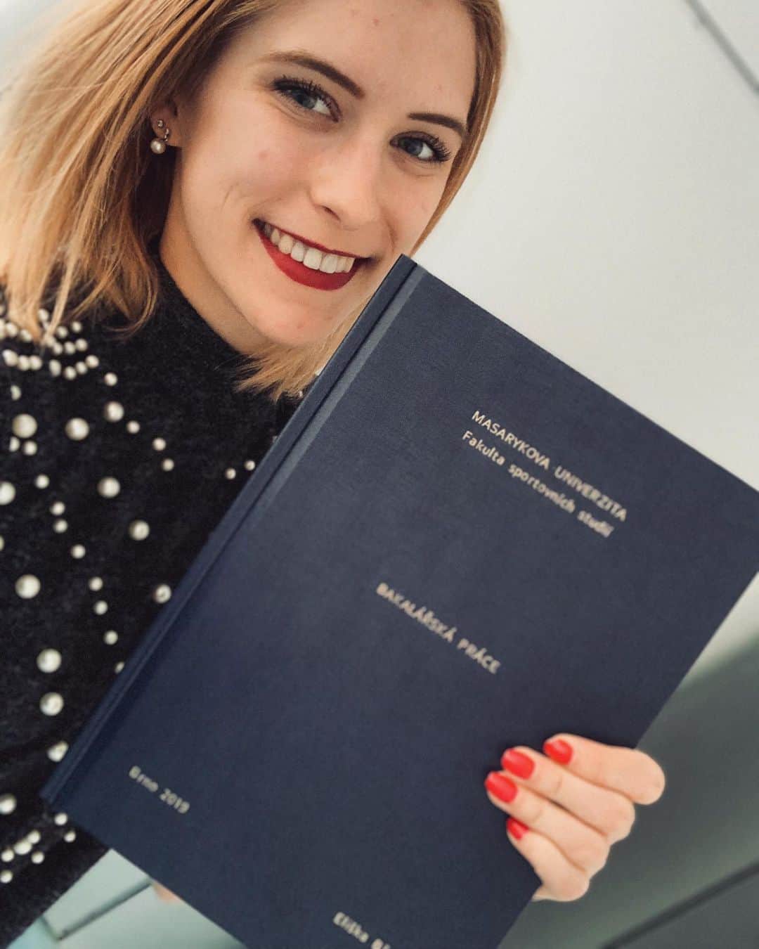 エリスカ・ブレジノワのインスタグラム：「One step closer. Bachelor thesis ✅ #bachelor #thesis #brno #MU #fsps」