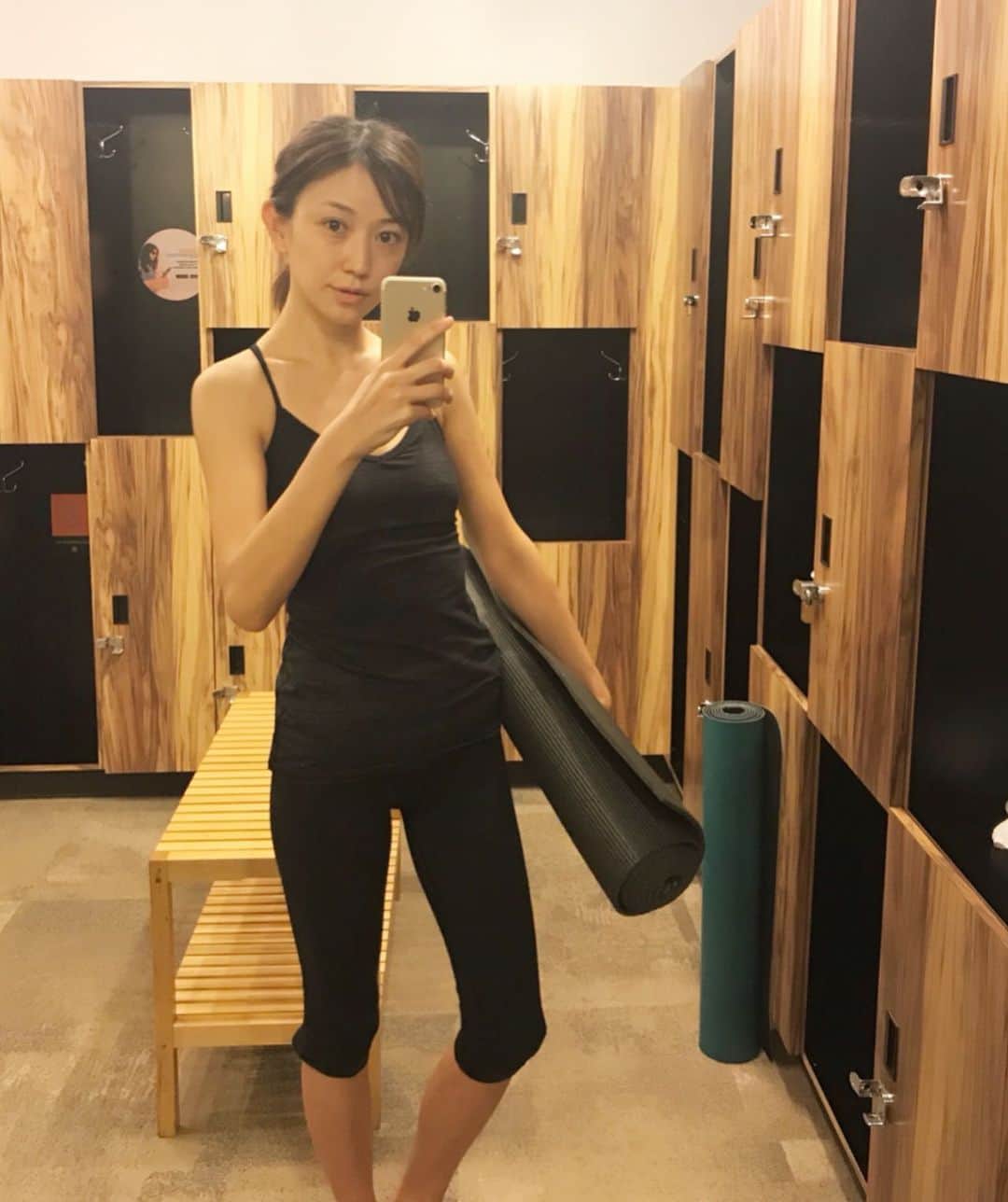 近藤しづかさんのインスタグラム写真 - (近藤しづかInstagram)「私の心と体のデトックス方法はYOGA🙏✨ . 何をしてもダメだった慢性的な肩凝りがヨガを始めてから改善されたり、全身の隅々まで酸素と血が通うのを感じられ 10年近く続けているよ . のわりには カラダが硬いわたしー😆💦 . 尊敬する先生が インスタ映えを意識して みんな一生懸命に形/ポーズばかり表面的なことばかり気にているけどそれはヨガではない もっと見えない部分を大切にすること . 人と比べない 「自分を見る」 ヨガは毎回気づかされることが本当に多いのだ🧘‍♀️ . #ヨガ #ヨガウェア #lululemon #ヨガレッスン #ヨガポーズ #カラダ #ココロ #デトックス #瞑想 #健康 #習慣 #肩凝り #冷え性改善 #血流改善 #yoga #yogalife #yogawear #yogalesson #relax #meditation」5月7日 17時39分 - shizuka_kondo