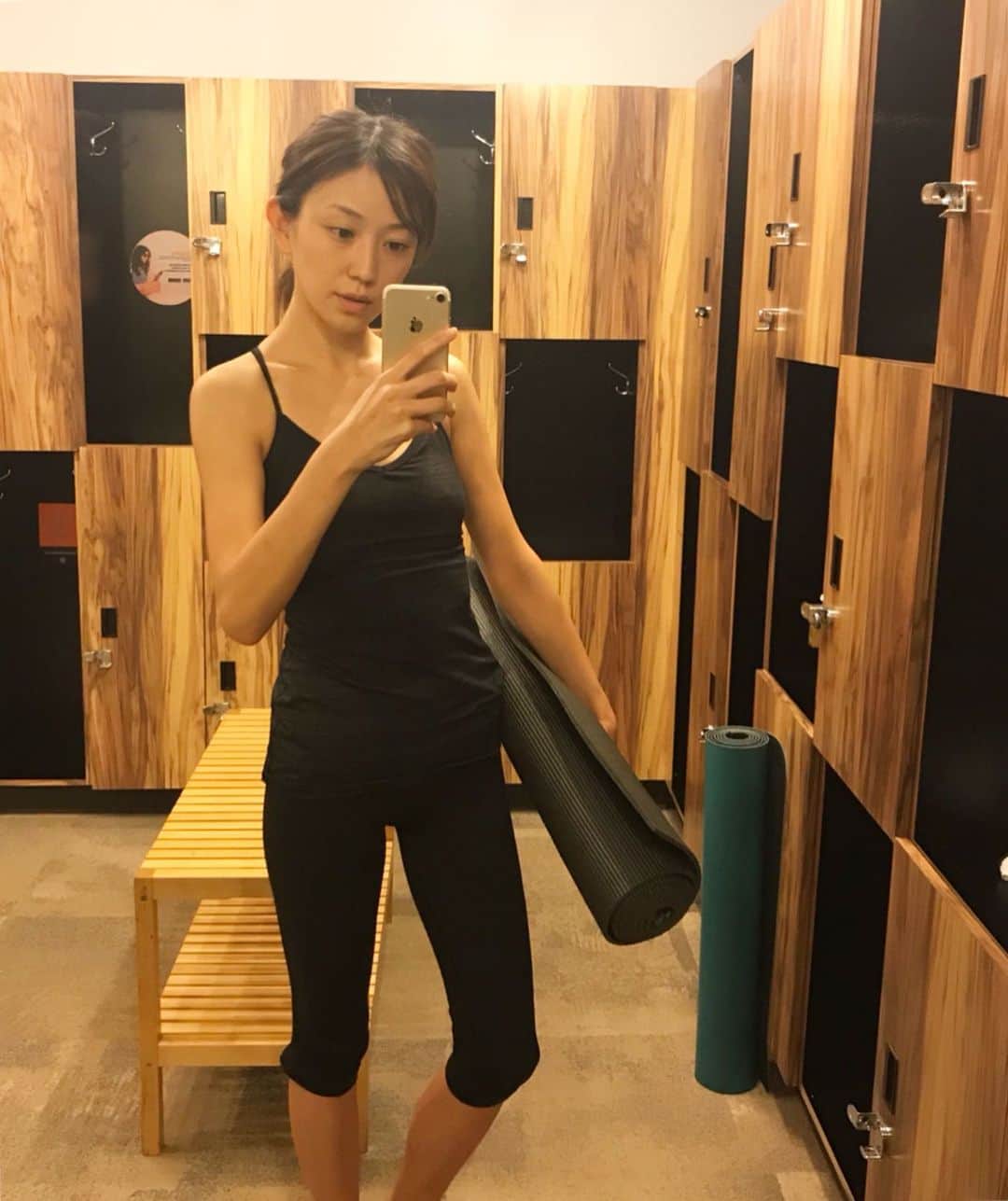 近藤しづかさんのインスタグラム写真 - (近藤しづかInstagram)「私の心と体のデトックス方法はYOGA🙏✨ . 何をしてもダメだった慢性的な肩凝りがヨガを始めてから改善されたり、全身の隅々まで酸素と血が通うのを感じられ 10年近く続けているよ . のわりには カラダが硬いわたしー😆💦 . 尊敬する先生が インスタ映えを意識して みんな一生懸命に形/ポーズばかり表面的なことばかり気にているけどそれはヨガではない もっと見えない部分を大切にすること . 人と比べない 「自分を見る」 ヨガは毎回気づかされることが本当に多いのだ🧘‍♀️ . #ヨガ #ヨガウェア #lululemon #ヨガレッスン #ヨガポーズ #カラダ #ココロ #デトックス #瞑想 #健康 #習慣 #肩凝り #冷え性改善 #血流改善 #yoga #yogalife #yogawear #yogalesson #relax #meditation」5月7日 17時39分 - shizuka_kondo