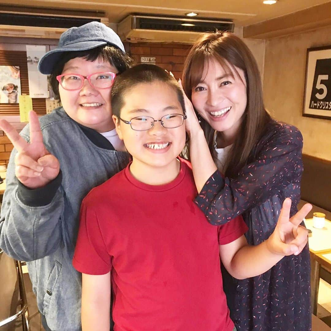 新山千春さんのインスタグラム写真 - (新山千春Instagram)「わたしの大切な 友達！ひーちゃん💜から 【#ピン芸人ひとみ⠀】 もらったわたしの 宝物🖼🖼🖼🖼👟💖 .  芸人さんとしてはもちろん！ 世界に１個の手書きのスニーカーのアーティスト 🎨👟としても大活躍の ひーちゃん💜 . オーダーされた方 1人1人を びっくりする位！ リサーチして その人の力となる大好きなものを たっくさん詰め込んでくれて💖 自分だけのオリジナル👟 スニーカーを作ってくれるんだよ😍 . 完成品👟は 涙がつきものです🖤💖 . 👟その想いも、、 ひーちゃん💜の どこまでも温かい人柄だから なおさら感動するんだ😘 . 家族思いで友達思いで どこまでも優しくて😍 #わたしの自慢の最高の友達 ひーちゃん！！ .  #生涯宝物 🖼💜 . 甥っ子くんの ゆー君もまた 可愛すぎた💖 . ピン芸人ひとみ @japanesecomedianart.hitomi  @hitomi.boo .  出会えて幸せだなぁ(*^。^*)って 心からそう思う大好きな人💜 . 芸もartの才能も🎨 尊敬してるんだ😍  _____________________________________________________🌴 #art 好き🎨#chihuahua #dog 🐶  #mamafashion #Japaneseactress #casualcoordinate #denimcoordinate #makeup #model  #mama#mamastyle #Instagood #cooking #streetwear #mamacoordinate #hairarrange #streetfashion  #outfit #casualstyle  #outfitstyle #촬영 #粉我 #나를따르라  #fashionistas #dailylook #coodinate #新山千春  _____________________________________________🌴🌵🌴」5月7日 17時45分 - chiharuuu_0114