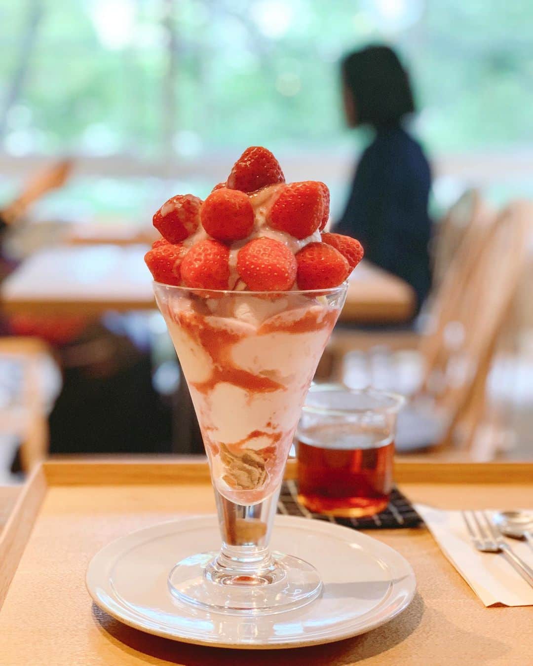 Risako Yamamotoさんのインスタグラム写真 - (Risako YamamotoInstagram)「GWは行ってみたかったカフェにも行けました♡☺︎ ・ ソビノワでいちごパフェ🍓 中のアイスがとっても美味しくて、ペロリ♥️😋 ・ ・ ⚠︎並ぶ時から人数が揃わないと並ばせてもらえません🥴💦 ・ ・ #ソビノワ #いちごパフェ #大阪カフェ巡り #大阪カフェ #osaka #大阪」5月7日 17時45分 - risako_yamamoto