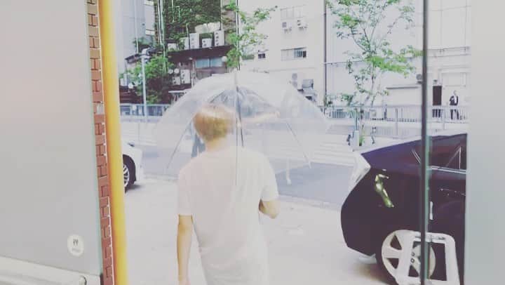 のインスタグラム：「傘のカッコいいさしかた☂️ すれ違った子ビックリさせてゴメンね…  #bluetokyo #mensrhythmicgymnastics #umbrella #skill #dance #cloudy #rain #perfume #easy #try #rising #studio #男子新体操 #傘 #雨 #曇り空  #大舌恭平」