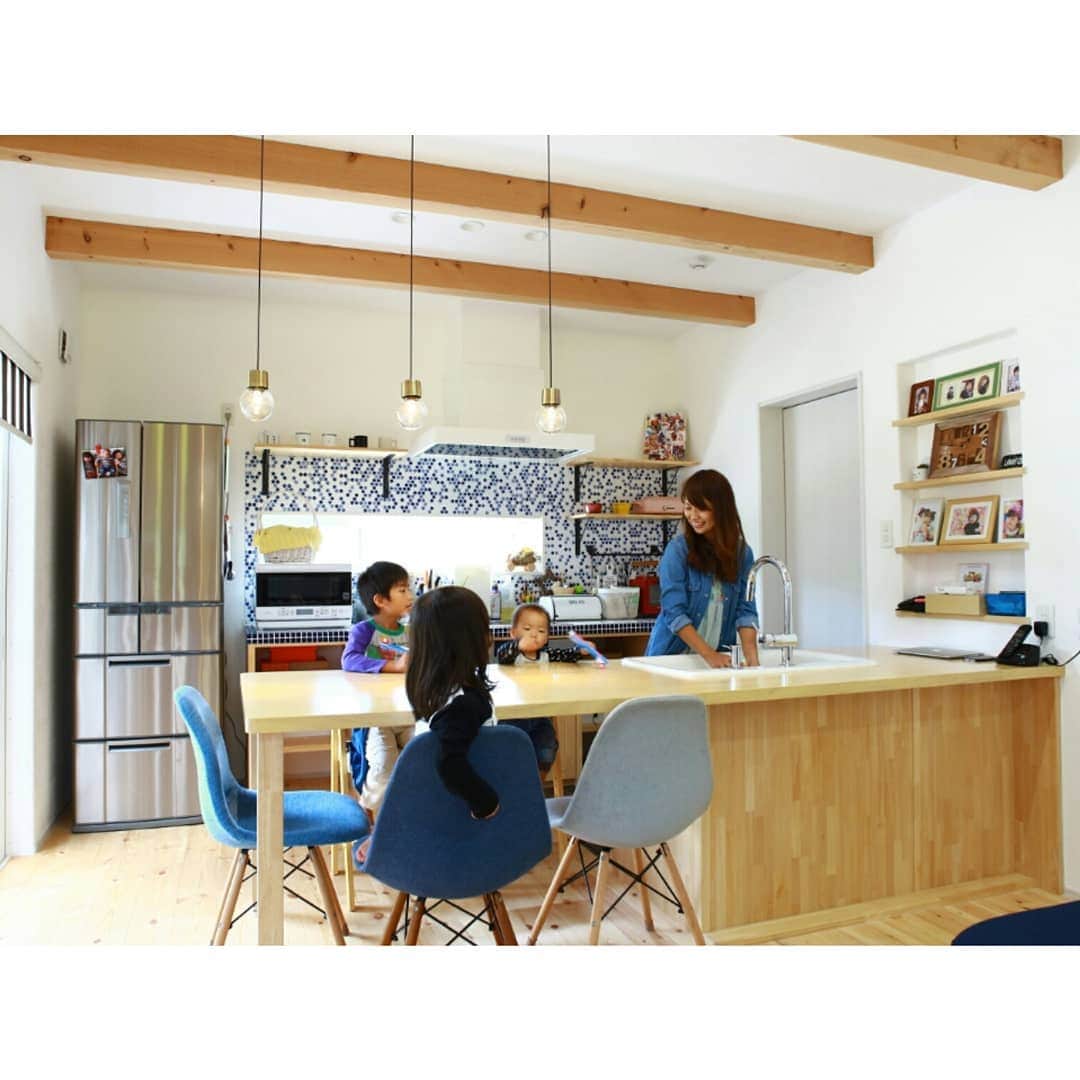 homelife 夢を叶える暮らし方のインスタグラム：「【子供との時間】 . キッチンで料理をしながら家族との時間も大切に＊ 同じ高さのテーブルはママの手元が見やすく、お子様も興味津々 たくさんお手伝いしてくれるはずです . . ◆―――――――――――――――◆ ▷ more… @homelife_gallery ◆―――――――――――――――◆ . . #キッチン #カウンターキッチン #明るいキッチン #水回り #自然光 #ナチュラルな暮らし #子供と暮らす #子どものいる暮らし #家族のの時間 #おしゃれな家 #マイホーム #マイホーム計画 #福知山 #豊岡 #加東 #姫路 #注文住宅 #自由設計 #デザイン住宅 #family #house #home #ホームライフ #ホームライフ100 #アーキホームライフ」