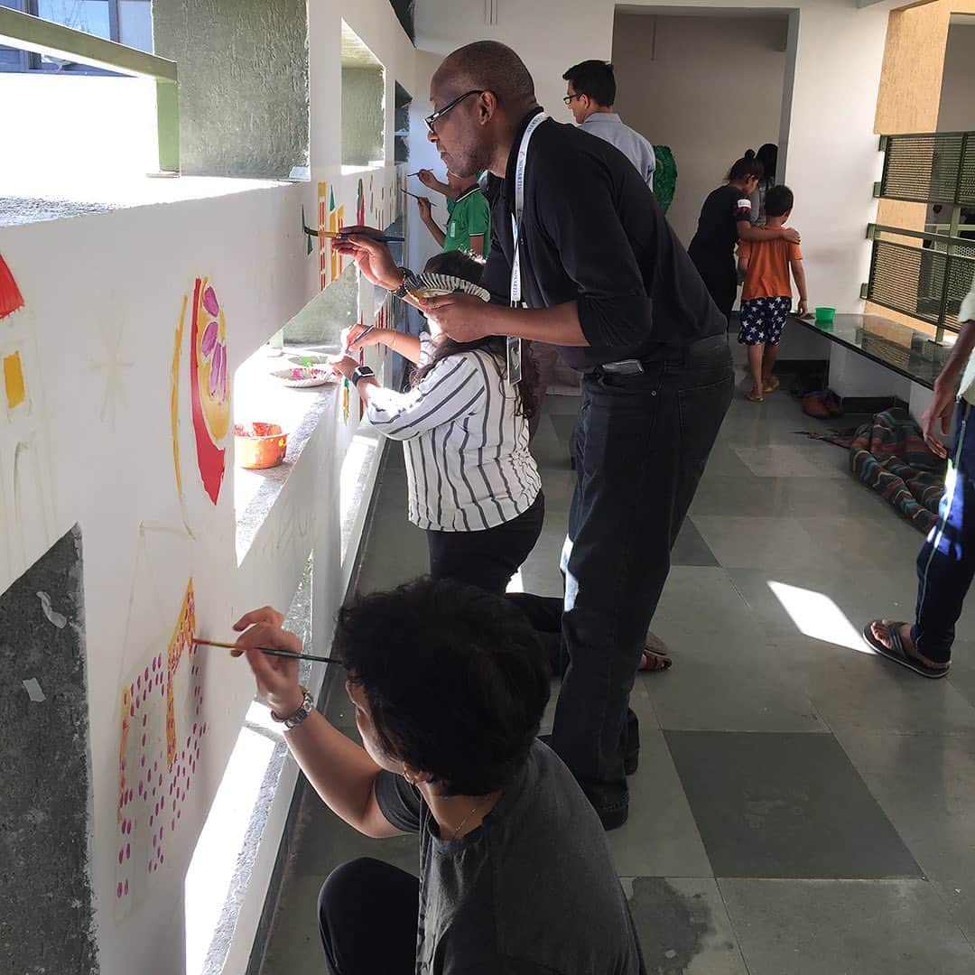 のインスタグラム：「It’s Community Partnership Day! Our employees around the world are committed to giving back to their local communities, not just today, but every day! This year, employees from Novartis India joined hands with Akanksha, a non-profit that works with disadvantaged children, to paint the walls of the Dr. Ernest Borges Memorial Home for less privileged cancer patients.  Swipe to see what we created together. #NovartisCPD2019 #socialimpact」