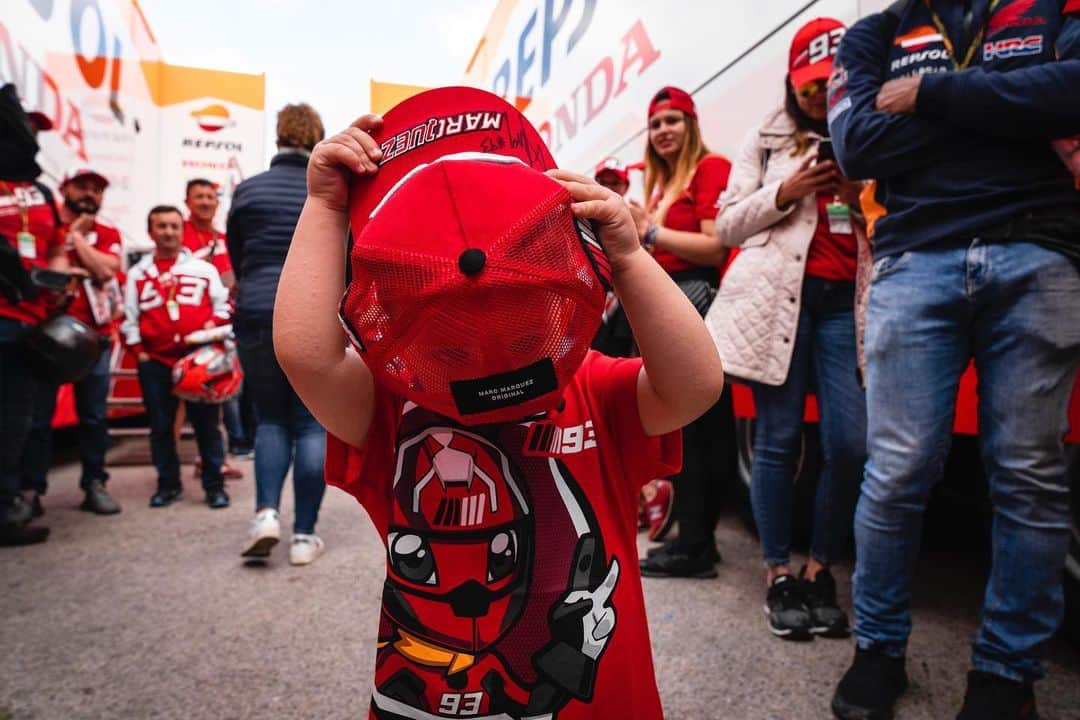 レプソル・ホンダさんのインスタグラム写真 - (レプソル・ホンダInstagram)「Show stealer. ⠀⠀⠀⠀⠀⠀⠀⠀⠀ #SpanishGP #25RepsolHonda #Repsol #MotoGP #Honda #Racing #RepsolHonda #HRC #RC213V #MM93 #MarcMarquez #MM93🐜 #ThePowerOfDreams #Motorcycle #Spain #Cute #Kids #Catwalk」5月7日 17時59分 - hrc_motogp