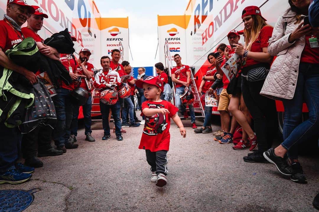 レプソル・ホンダのインスタグラム：「Show stealer. ⠀⠀⠀⠀⠀⠀⠀⠀⠀ #SpanishGP #25RepsolHonda #Repsol #MotoGP #Honda #Racing #RepsolHonda #HRC #RC213V #MM93 #MarcMarquez #MM93🐜 #ThePowerOfDreams #Motorcycle #Spain #Cute #Kids #Catwalk」