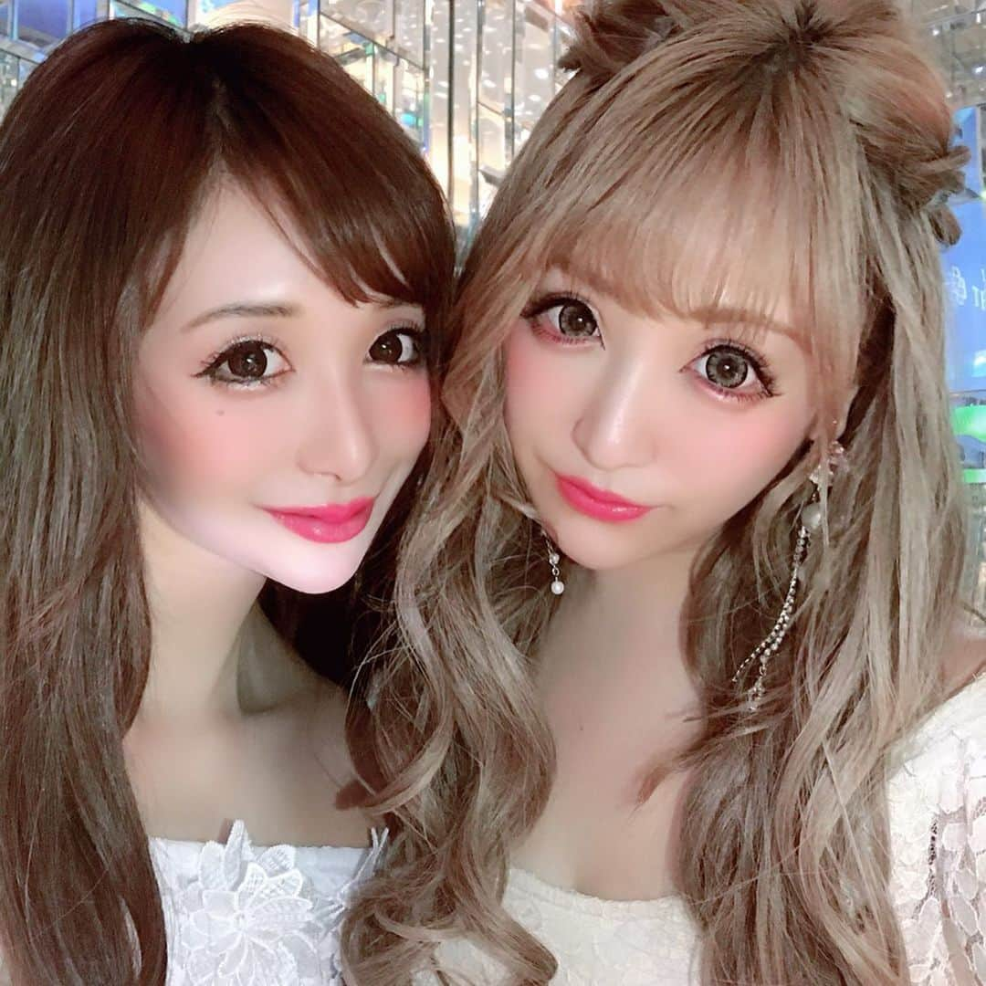 桜井莉菜さんのインスタグラム写真 - (桜井莉菜Instagram)「さき @saki_411 と2人でお誕生日のお祝いしたよん🥂✨ 2人とも4月生まれなの💓💓💓 お互いのプレゼントに、おそろの物何か買おってなって、早めに集合して色々見たけど、結局コレ！ってのが見つからず🙄🤔🤭 後日になりますた🤣 ご飯はSKYBARの超ーーーキラッキラな個室を2人で贅沢使い🤤✨ キラキラ好きの私には四方八方キンキラキンのこのお部屋は最高過ぎた😍😍😍 この後また違うバーに移動してカラオケして、めちゃ楽しい一日でした💓  #ドレスコード#ホワイト#ワンピース#theskybar #theskybar麻布十番」5月7日 17時53分 - rina__sakurai