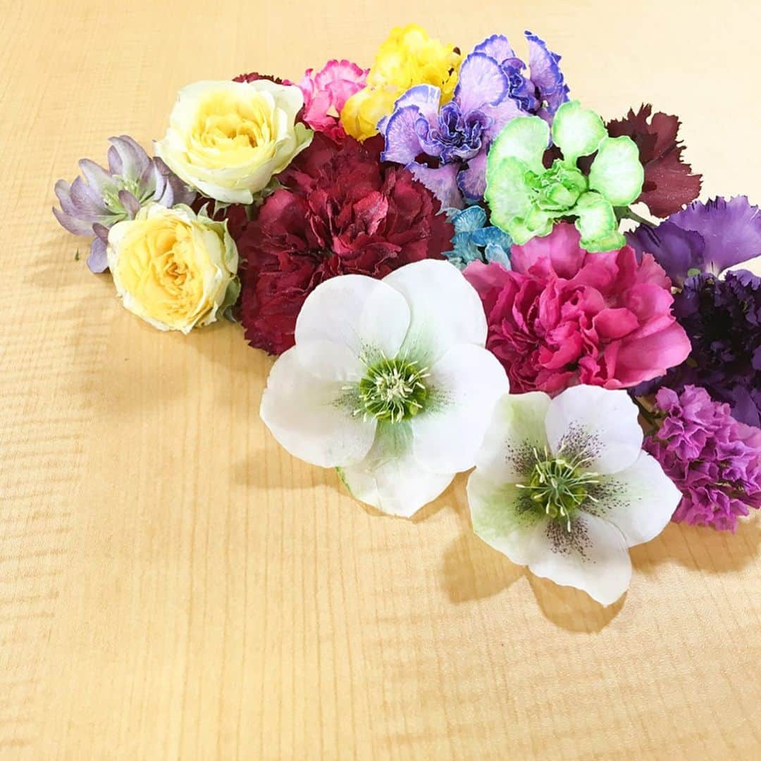 平成医療福祉グループさんのインスタグラム写真 - (平成医療福祉グループInstagram)「当グループの病院・施設を写真でご紹介、その魅力をお伝えしていく企画の33回目✌️✌️✌️ --- 第33回「おいでよHMW！」 --- ココロネ淡路(兵庫県淡路市) --- 障害がある方のために「就労のための練習」と「就労の場」の２つを提供する支援施設です🏢利用者さんの活動をさまざまな形で支援するスタッフさんとココロネ淡路で生まれたクラフト素材を取材しました💪  写真① 施設の外観です🏥サンセットライン🌇という絶景のドライブコースの近くです🚗🎶見晴らしがいい環境です🐳 --- 写真② ようこそ😙とスタッフさんにお出迎えいただきました✨スタッフさんにココロネ淡路のクラフト素材と素材のアレンジについてご紹介いただきました👀 --- 写真③ 素材「ドライフワラー」季節の花をドライフラワーに加工しています🌼今後も新しい素材がたくさんできる予定です💐 --- 写真④ 素材アレンジ「ハーバリウム」 ドライフラワーをアレンジすると🌼今流行りのハーバリウムが簡単に作れるそうです✨プレゼント🎁にも最適ですね👍 --- 写真⑤ 素材アレンジ「苔玉」 小さな緑の世界がとても可愛い苔玉😍ココロネ淡路で育てた苔を使ってオリジナル苔玉がつくれます🌱 --- 写真⑥ クラフト素材を作る園芸療法士さんです🎶今後も花と緑を使った素材を考案中だそうです🤭 --- 写真⑦ クラフト素材を制作中の様子です🏃‍♂️利用者さんの向かいに座ってスタッフさんがサポートします✨おふたりで楽しそうな会話をされてました👂 --- 写真⑧苗の植え替え作業中のひとコマです🧤野菜や花を育てたりと🍅🌷アクティブに活動中です💪 --- 写真⑨調理場中の栄養部さんを訪ねました👀地元 淡路島産の食材と一緒に写っていただきました🍳😚利用者さんの食事からスタッフさんの食事まで栄養部のみなさんが作っているそうです🍚 --- 写真⑩ この夏からコーヒー☕️の販売がスタート予定です✨ますます活発になるココロネ淡路に注目です😉 ご興味がある方はぜひお問い合わせください📞 ------ 〈ココロネ淡路 インフォメーション〉 ------ ○アクセス: 北淡ＩＣから車で約15分🚙、バス🚌「震災記念公園前」から徒歩約2分🚍 - ○見学・お問い合わせ ココロネ淡路を利用したい方、取り組みに興味がある、福祉に興味をお持ちの医療従事者さん、企業担当者さんなど施設見学や事業説明など対応中です💪 --- 「ココロネ淡路」で検索！🔎お問い合わせ・見学希望などお待ちしています💡 --- #平成医療福祉グループ #HMW #ココロネ淡路 #淡路島 #淡路市 #兵庫県 #絶対に見捨てない #医療 #福祉 #就労支援 #就労継続支援B型 #就労支援#ものづくり #ハンドメイド #クラフト素材 #ハーバリウム #苔玉 #カゴ編み #販売中 #医療系学生 #Iターン歓迎#園芸療法 #好きなこと #暮らしを楽しむ #仕事に活かす #福祉の現場で #働こう」5月7日 18時00分 - hmw_group