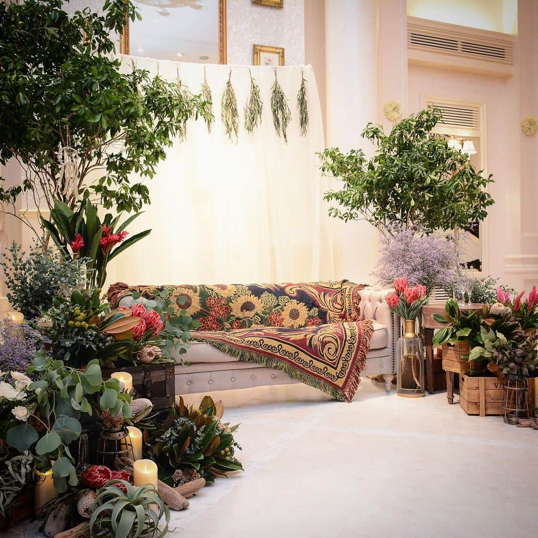 TAKE and GIVE NEEDS(T&G公式) さんのインスタグラム写真 - (TAKE and GIVE NEEDS(T&G公式) Instagram)「【#weddingdecor】 ・ ナチュラルな雰囲気のメインテーブル✨洗練された白いチャペルとの違いが、ゲストをワクワクする気持ちに🕊 チャペルと披露宴会場で共通するアイテムを使用することで、会場全体の統一感を演出します。 ・ ・ 会場👉 #アーククラブ迎賓館郡山 ・ ・ 【#tg花嫁】 ↑タグ付けしてフォロー&投稿お願いします☺︎ . ・ #takeandgiveneeds #テイクアンドギヴニーズ #tg花嫁 #wedding  #ウェディング #結婚式 #結婚式場 #プレ花嫁 #卒花嫁 #卒花嫁レポ #フラワー #flowers #interioresdecor #ウェディングフラワー #ウェディング装飾 #ウェディング準備 #weddingparty #weddinginspiration #メインテーブル装飾 #結婚式装飾 #結婚式装花 #大人可愛い#colorfulflowers #テーブルコーデ」5月7日 17時56分 - takeandgiveneeds_official