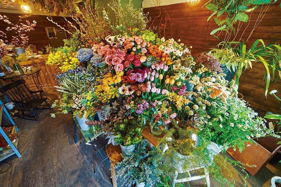 フィガロジャポンさんのインスタグラム写真 - (フィガロジャポンInstagram)「フィガロ最新号では「東京案内2019」が別冊に。学芸大学で小さな良品探しをするなら、フラワーショップ「ザ・ダッフォディルズ」へ。不思議な色合いや形状の花のセレクトは、ギフト用のブーケから部屋に飾る日常の花まで、さまざまなシーンで重宝できそう。 photo : DAISUKE YAMADA⠀ #figarojapon #thedaffodils #ザダフォディルズ #フラワーショップ #フィガロ6月号」5月7日 17時57分 - madamefigarojapon