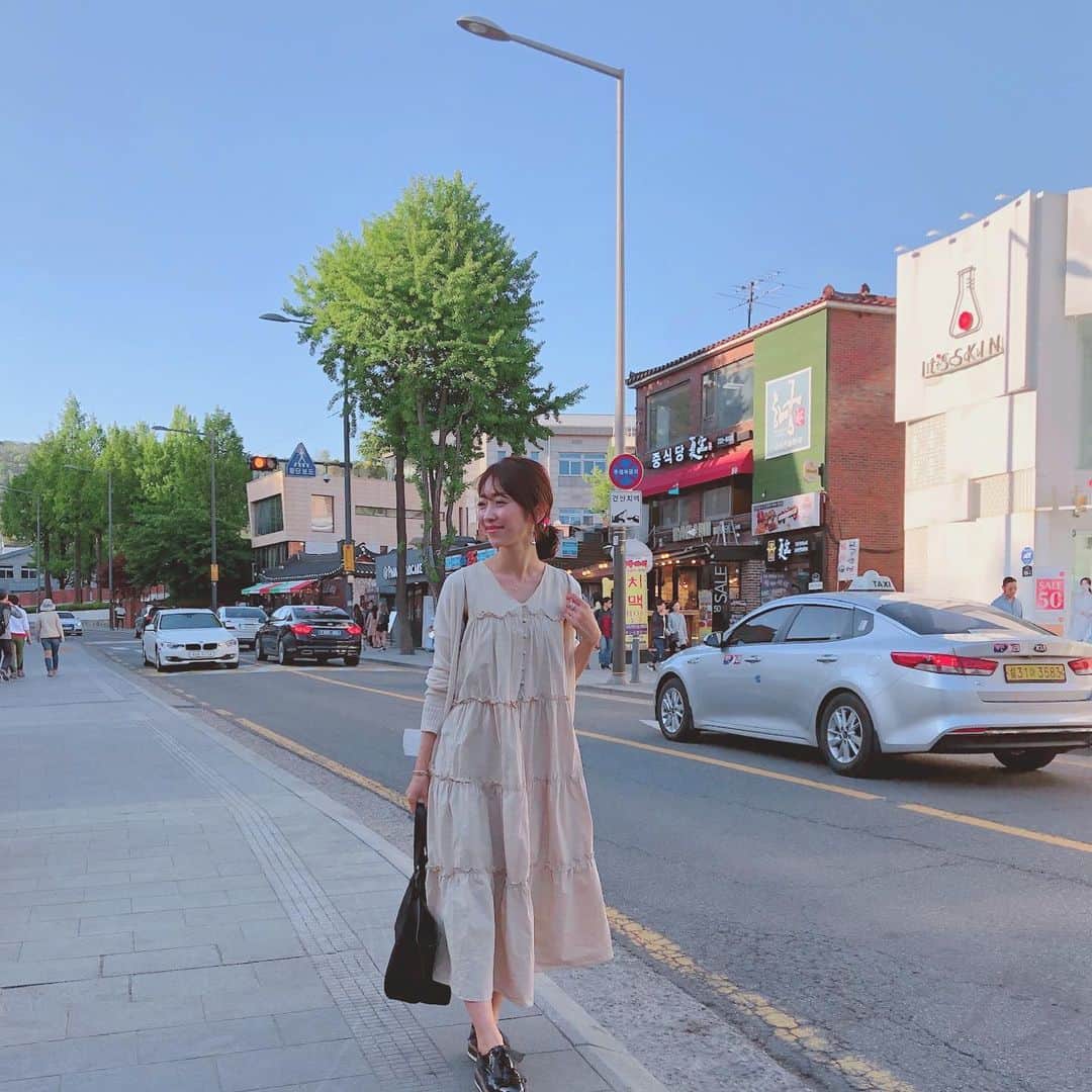 木本泉さんのインスタグラム写真 - (木本泉Instagram)「-﻿ 夕方になると少し風があって寒いけれど日中は暑い☀️﻿ 日焼けしそうです、、、💦﻿ ﻿ 北村から歩いて三清洞まで🚶‍♀️🚶‍♀️🚶‍♀️﻿ お散歩のつもりが坂道きつくて、なかなか大変。﻿ ﻿ ボンディングバッグ、本日再販中です💓﻿ 軽くて本当に使いやすく旅行にも最適です⭕️﻿ ﻿ #韓国#ソウル#seoul#三清洞」5月7日 17時57分 - izumikimoto
