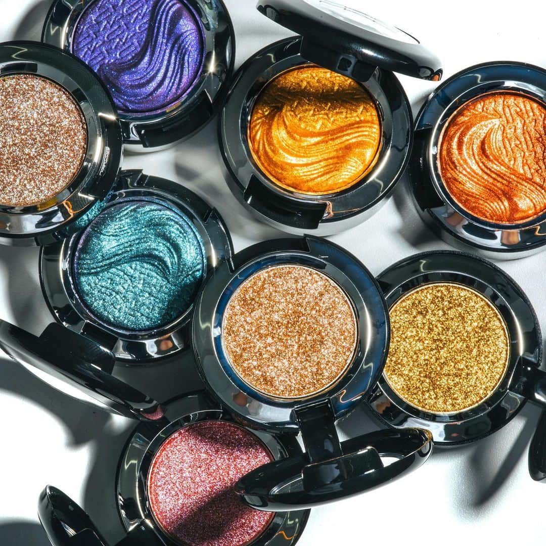 M∙A∙C Cosmetics Japanのインスタグラム：「⠀ 2つの異なる世界観からなるコレクションで 輝きを纏ったメイクを楽しんで！💋 #MACGetBlazed #MACゲットブレーズド ⠀ *公式オンラインショップ 本日5/7発売 *全国 5/10発売 ⠀ DESIGN: M·A·C ARTIST RINO KASAI @rino416⠀@macprotokyo PHOTO: @takaki_iwata ⠀ ⠀ ⠀ ⠀ ⠀ ⠀ #MACCosmeticsJapan #MACコスメ #MACCosmetics  #MAC #コスメ #メイク #MACアイメイク #MACアイシャドウ #アイシャドウ #グリッター #キラキラ #ラメ #限定」