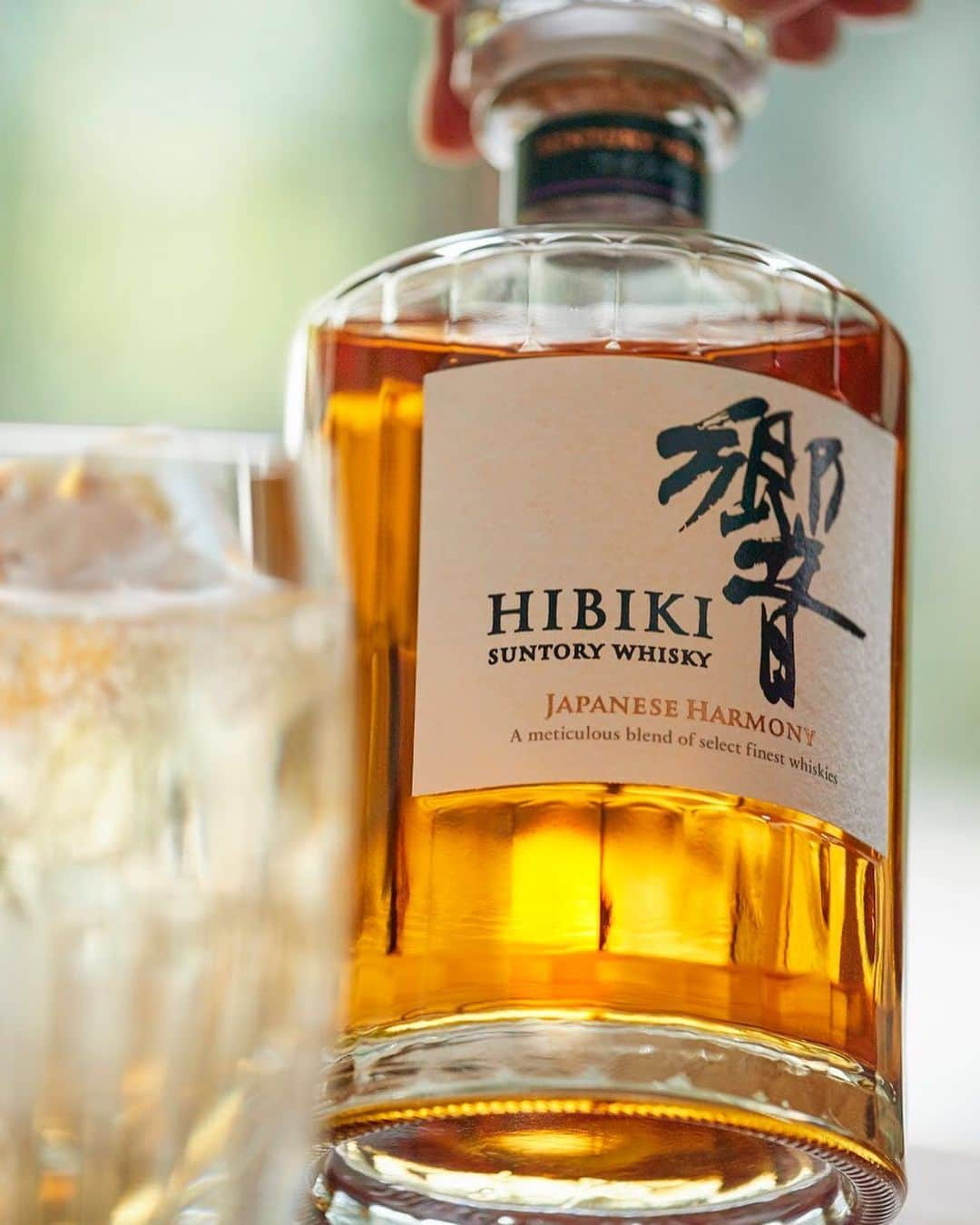 響 | SUNTORY WHISKY HIBIKIさんのインスタグラム写真 - (響 | SUNTORY WHISKY HIBIKIInstagram)「. HIBIKI TIME 光を受けて煌めく琥珀 A flickering glass of amber whisky reflects the lights.  #響 #hibiki #響時間 #二十四節気 #立夏 #夏 #初夏 #garden #room #withnature #homeparty」5月7日 18時02分 - suntorywhisky_hibiki