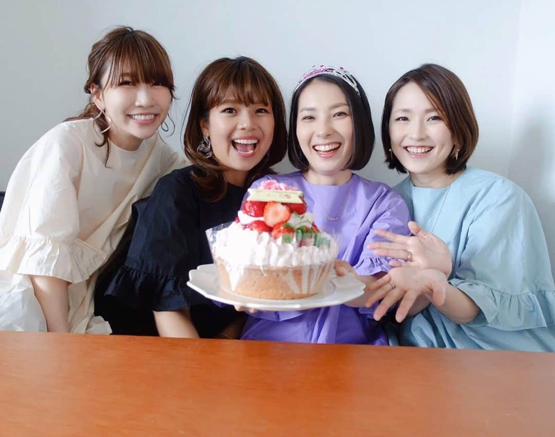 Remiさんのインスタグラム写真 - (RemiInstagram)「Happy Birthday @nanayokko 🎂💕 今日はよっこのBD会🥳💗 中々全員の予定が合わずやっと集まれました♪ 変わらない美しさと無邪気な笑顔のギャップがたまらないよっこ💓 女性としても母としても尊敬するところが沢山✨ 素敵な一年になりますように😘  毎年恒例となりつつあるよっこプロデュース @joliechambre のお揃いコーデは、フリルが可愛いチュニックワンピース👗💕 それぞれのカラーに個性が出てていい感じ👌♬ 今ならHPでお得なクーポンがgetできます！🎟✨. . .  #よっこBDP #🎂 #お揃いコーデ #joliechambre  #yokkodejoliechambre #コットンフリルヘムワンピース」5月7日 18時03分 - remi_912