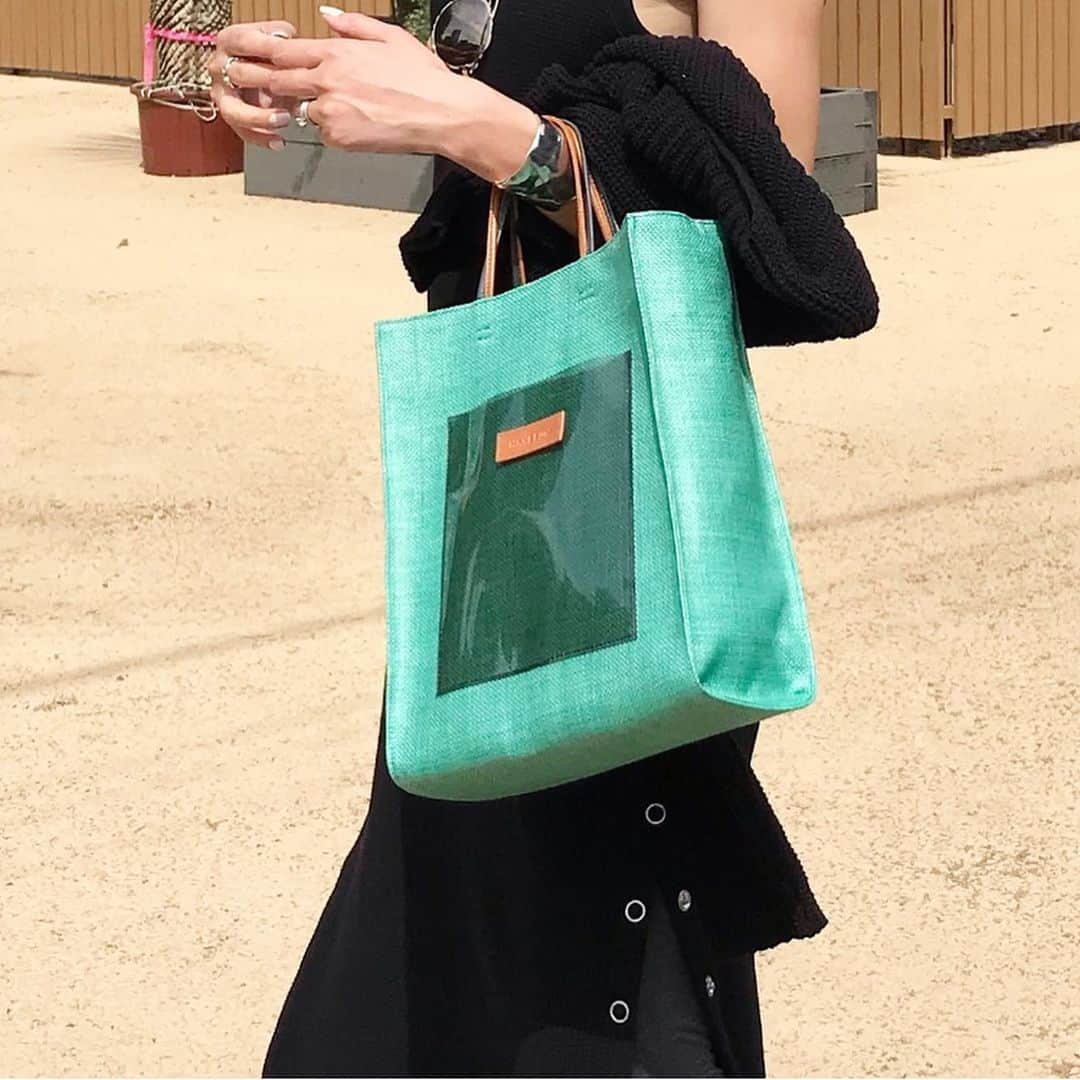 Michikoさんのインスタグラム写真 - (MichikoInstagram)「_______ BLACK AND SUMMR GREEN🌴✔️ . キャップとビーチサンダルで身軽に。 春夏の楽な服って、気持ちも開放されて心地いい。 自分をリリースできる一番好きな季節です。 . . この日はブラック一色だったから @havefun.vtg のバッグを差し色にしてみた。 . A4ファイルやPCが入る便利なパナマ素材のバッグ。 . 牛革ハンドルはキャメルとグレーの配色だから、 手持ちの服にも合わせやすくて使いやすい。 ちょっと綺麗めにも持てるから大人カジュアル向け❤︎ . . 他にも新作バッグが出ているので、 オンラインサイトでチェックしてみてください😊 . . そして明日からは、 2019SSのPOP UPが下記の日程で開催。  5/8-14  新宿伊勢丹 5/15-21  銀座三越 5/22-28  恵比寿三越 . . 私のオススメは、やっぱりこのバッグかな🤔🌴 . 実際に手に取った方が素敵なので、 お近くの方はぜひ立ち寄ってみてくださいね。 . . #outfit #havefunvtg .」5月7日 18時03分 - michiko.jp