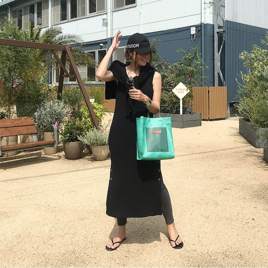 Michikoさんのインスタグラム写真 - (MichikoInstagram)「_______ BLACK AND SUMMR GREEN🌴✔️ . キャップとビーチサンダルで身軽に。 春夏の楽な服って、気持ちも開放されて心地いい。 自分をリリースできる一番好きな季節です。 . . この日はブラック一色だったから @havefun.vtg のバッグを差し色にしてみた。 . A4ファイルやPCが入る便利なパナマ素材のバッグ。 . 牛革ハンドルはキャメルとグレーの配色だから、 手持ちの服にも合わせやすくて使いやすい。 ちょっと綺麗めにも持てるから大人カジュアル向け❤︎ . . 他にも新作バッグが出ているので、 オンラインサイトでチェックしてみてください😊 . . そして明日からは、 2019SSのPOP UPが下記の日程で開催。  5/8-14  新宿伊勢丹 5/15-21  銀座三越 5/22-28  恵比寿三越 . . 私のオススメは、やっぱりこのバッグかな🤔🌴 . 実際に手に取った方が素敵なので、 お近くの方はぜひ立ち寄ってみてくださいね。 . . #outfit #havefunvtg .」5月7日 18時03分 - michiko.jp