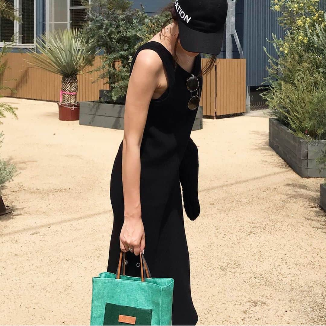 Michikoさんのインスタグラム写真 - (MichikoInstagram)「_______ BLACK AND SUMMR GREEN🌴✔️ . キャップとビーチサンダルで身軽に。 春夏の楽な服って、気持ちも開放されて心地いい。 自分をリリースできる一番好きな季節です。 . . この日はブラック一色だったから @havefun.vtg のバッグを差し色にしてみた。 . A4ファイルやPCが入る便利なパナマ素材のバッグ。 . 牛革ハンドルはキャメルとグレーの配色だから、 手持ちの服にも合わせやすくて使いやすい。 ちょっと綺麗めにも持てるから大人カジュアル向け❤︎ . . 他にも新作バッグが出ているので、 オンラインサイトでチェックしてみてください😊 . . そして明日からは、 2019SSのPOP UPが下記の日程で開催。  5/8-14  新宿伊勢丹 5/15-21  銀座三越 5/22-28  恵比寿三越 . . 私のオススメは、やっぱりこのバッグかな🤔🌴 . 実際に手に取った方が素敵なので、 お近くの方はぜひ立ち寄ってみてくださいね。 . . #outfit #havefunvtg .」5月7日 18時03分 - michiko.jp