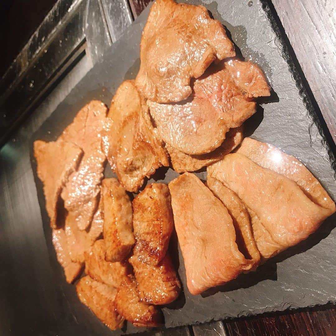 北林明日香さんのインスタグラム写真 - (北林明日香Instagram)「10連休じゃなかったけど東京から一歩も出なかったけど良いライブを観て良いお肉をたくさん食べれた良いゴールデンウィークでした #肉  일본은 드디어 10일간연휴 끝!!!!난 10일간 아니였지만 고기를 많이 먹으니까 괜찮았어 #고기 #焼肉ステーキあつし #こぶしファクトリー #中野サンプラザ #ハロプロの聖地 #打ち上げパリピ #と命名される」5月7日 18時03分 - asuka_kitabayashi