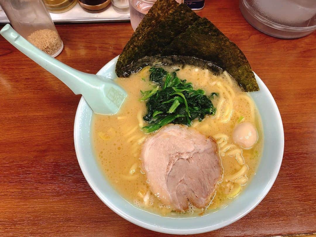 吉田悠希さんのインスタグラム写真 - (吉田悠希Instagram)「❤︎ GW食べたものまとめ🍜  平成最後のお食事は、大好きな家系ラーメンでした☺️ お休みの日には #沼津 までお出かけしたのですが、沼津港で食べた、うに入りイカ鉄砲🦑やお寿司、海鮮類はどれもすごく新鮮で美味しかったです！  また#ワンダ4 の中継でも、連休を感じられる #横浜赤レンガ倉庫 にて、ビール🍺とぐるぐるソーセージをいただき…❤︎おいしいものを食べ尽くした10日間でした✨ ちなみに、連休最後の外食晩ごはんもラーメンです😂笑  #白いフローラルディッシュも交換できました #ヤマザキ春のパン祭り  #移動のお供はランチパック推奨🥪 #深煎りピーナッツ推し」5月7日 18時05分 - yuki__yoshida__914