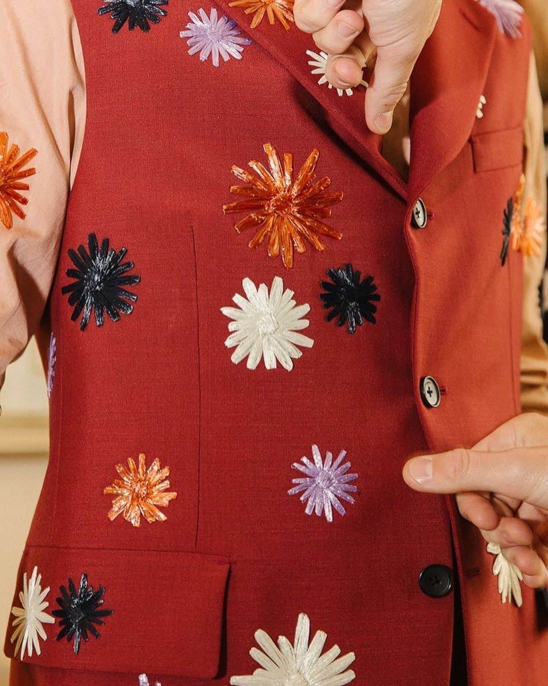 GQさんのインスタグラム写真 - (GQInstagram)「@colesprouse arrives to the #MetGala in @ferragamo. Head to our Stories for a behind-the-scenes look of his fitting.」5月7日 9時15分 - gq