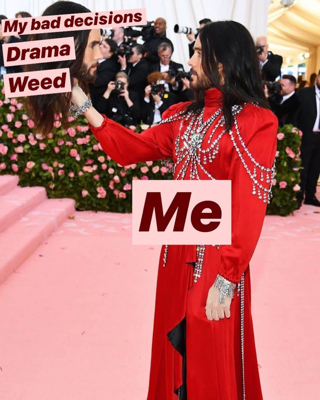 Nylon Magazineさんのインスタグラム写真 - (Nylon MagazineInstagram)「@jaredleto holding his own head at the #MetGala is a MOOD. image by @javy_rodriguez」5月7日 9時14分 - nylonmag