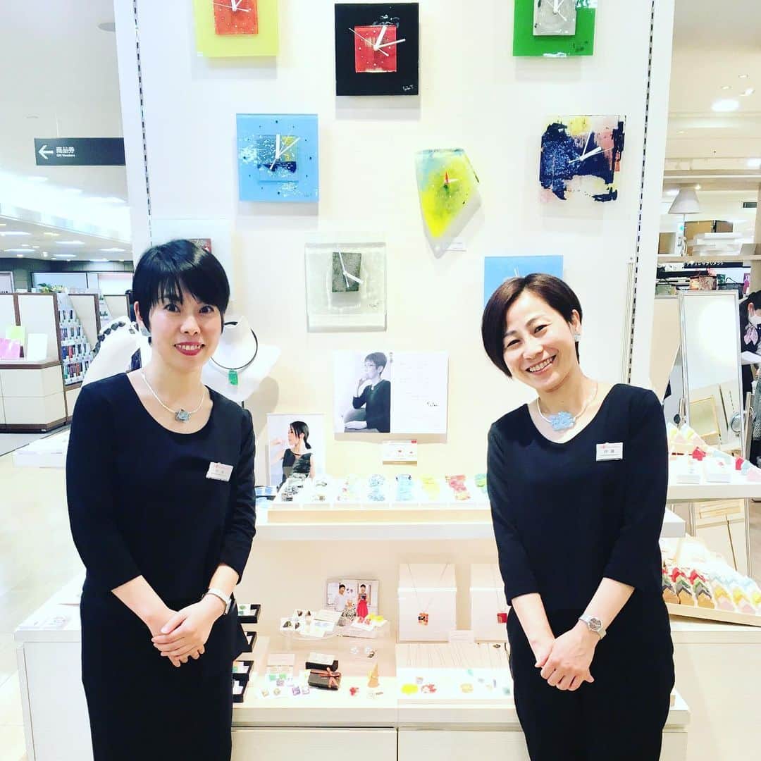 comb de shioさんのインスタグラム写真 - (comb de shioInstagram)「連休も終わってしまいましたね〜🤣✨ JR 名古屋タカシマヤ展示会も、今日の夜8時までです😊 みなさま、ぜひ、お出掛けくださいませ～♪ ———————— 📢#ジェイアール名古屋タカシマヤ  9階クリエイティブギャラリー 5／1(水)〜5／7(火） ・ 「Azusa在店日」 5／4(土)→昼頃～夕方 5／5(日）→10〜20時 5／7(火）午後〜20時 ・ お会いできるのを楽しみにしております😊🙏✨ #自分を表現しよう  #アートを身につける  #あなたをギヤラリーにするアクセサリー #コムデシオ #combdeshio #三重県津市 #名古屋 #ガラスアクセサリー #おしゃれさんと繋がりたい #アート好きな人と繋がりたい #アートガラス #母の日プレゼント #アクセサリー #人と同じじゃつまらない #japan #osaka #artjewellery #ファッション #ガラス #30代コーデ #40代コーデ #50代コーデ #ギャラリー #緑コーデ #green #artwork  3秒前 #glassart #japanesemodern #jr名古屋高島屋」5月7日 9時25分 - comb_de_shio