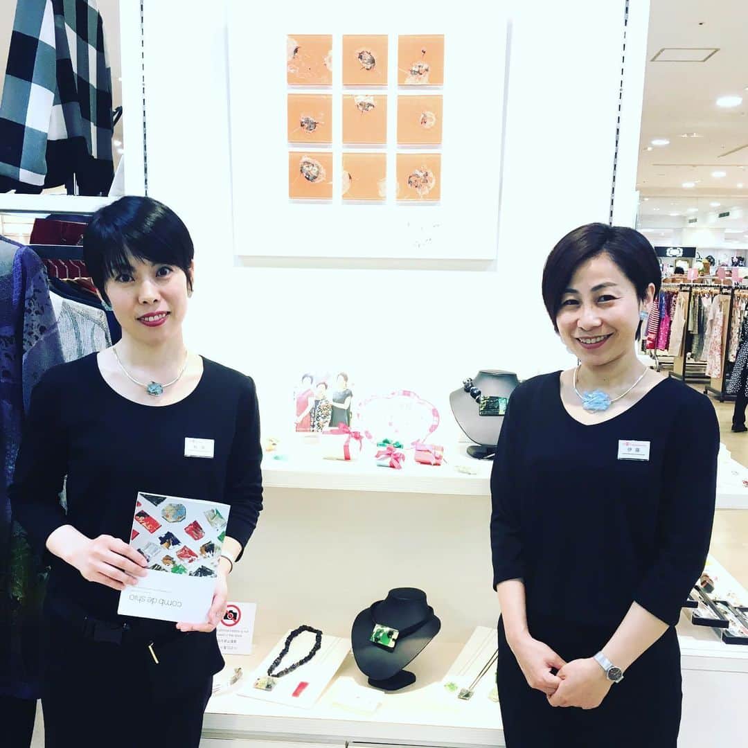 comb de shioさんのインスタグラム写真 - (comb de shioInstagram)「連休も終わってしまいましたね〜🤣✨ JR 名古屋タカシマヤ展示会も、今日の夜8時までです😊 みなさま、ぜひ、お出掛けくださいませ～♪ ———————— 📢#ジェイアール名古屋タカシマヤ  9階クリエイティブギャラリー 5／1(水)〜5／7(火） ・ 「Azusa在店日」 5／4(土)→昼頃～夕方 5／5(日）→10〜20時 5／7(火）午後〜20時 ・ お会いできるのを楽しみにしております😊🙏✨ #自分を表現しよう  #アートを身につける  #あなたをギヤラリーにするアクセサリー #コムデシオ #combdeshio #三重県津市 #名古屋 #ガラスアクセサリー #おしゃれさんと繋がりたい #アート好きな人と繋がりたい #アートガラス #母の日プレゼント #アクセサリー #人と同じじゃつまらない #japan #osaka #artjewellery #ファッション #ガラス #30代コーデ #40代コーデ #50代コーデ #ギャラリー #緑コーデ #green #artwork  3秒前 #glassart #japanesemodern #jr名古屋高島屋」5月7日 9時25分 - comb_de_shio