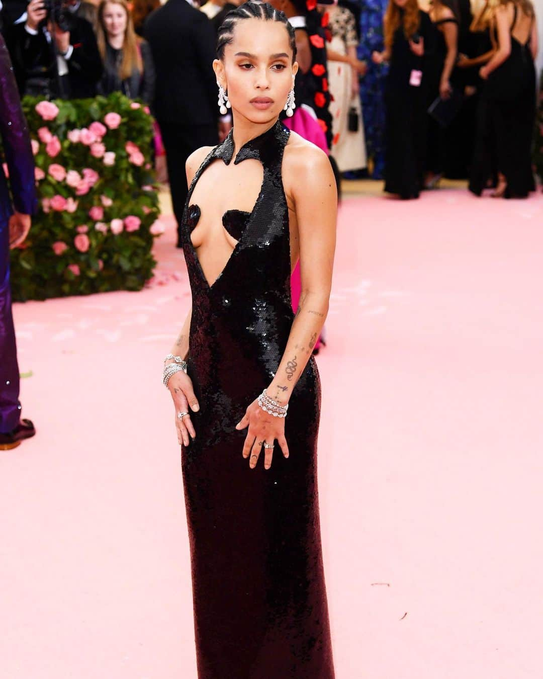 WHO WHAT WEARさんのインスタグラム写真 - (WHO WHAT WEARInstagram)「Yes, @zoeisabellakravitz. 🔥 #MetGala  photo: shutterstock」5月7日 9時17分 - whowhatwear