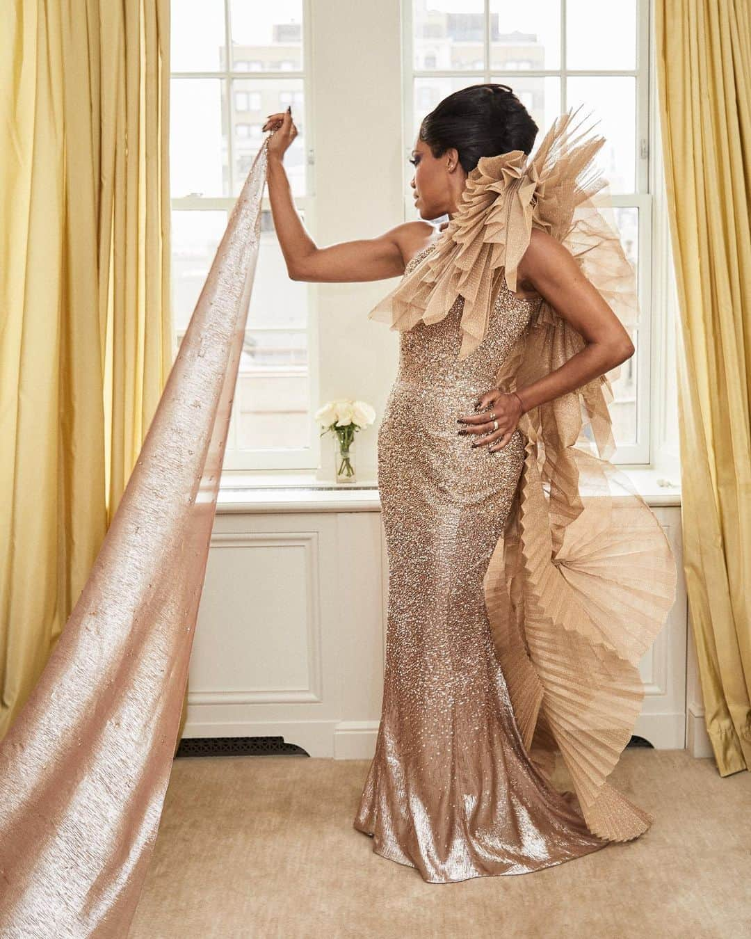 オスカーデラレンタさんのインスタグラム写真 - (オスカーデラレンタInstagram)「@iamreginaking’s sculptural gown for the #MetGala is embroidered with Vermicelli sequinning, crystals and glass silver-lined caviar beads inside metallic cup sequins in shades of gold and blush. Gold crinoline netting is framed, accordion-pleated, strip-sewn together and draped over one shoulder.」5月7日 9時17分 - oscardelarenta